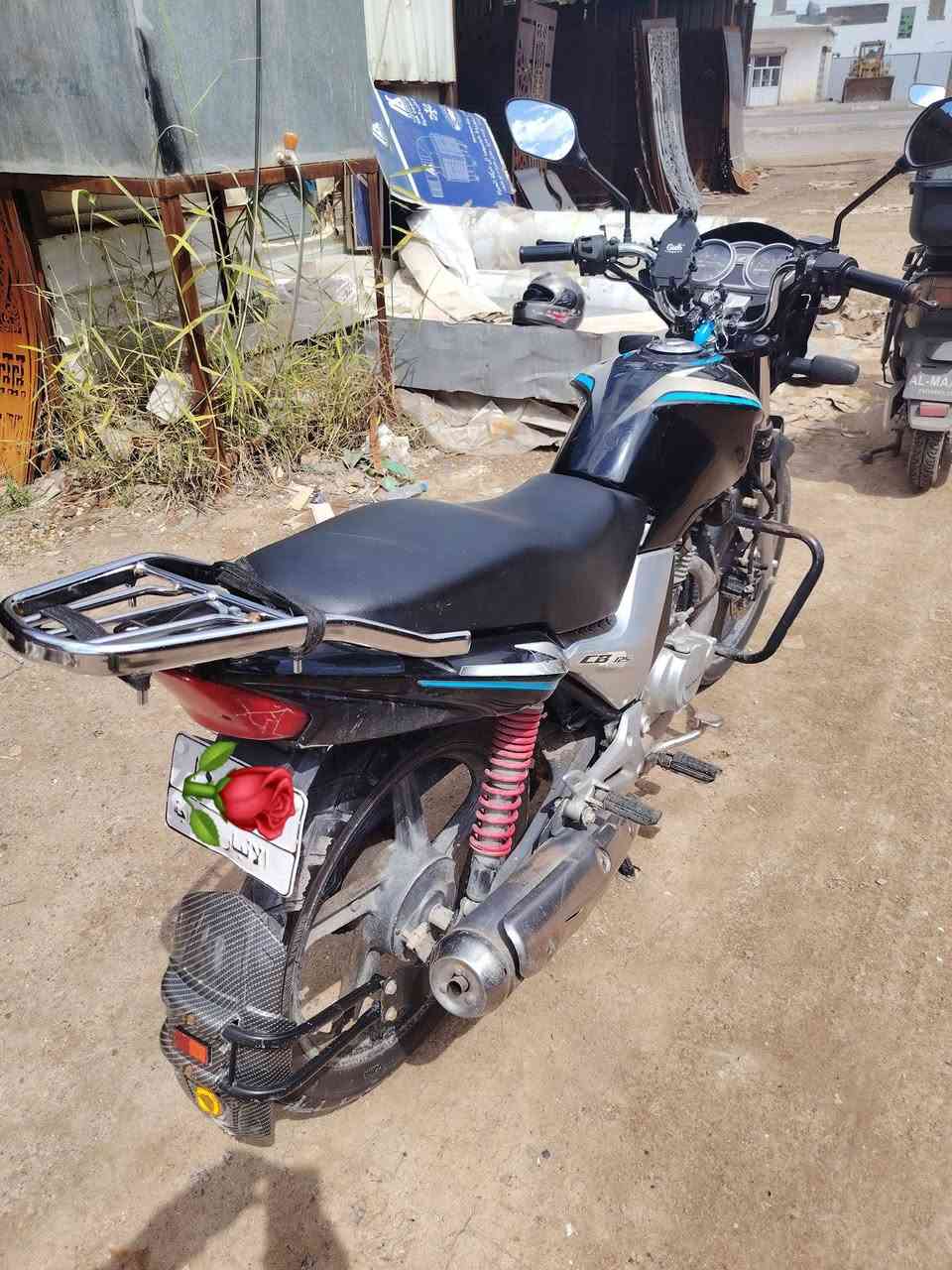 السلام عليكم    دراجه هونده ياباني مسجل سنويه ولوحات كامل ما ناقصه شي نضافه خير من الله الدراجه مال باله تحويل مباشر محرك ناعم حيل    السعر مليون ونص     ***********
