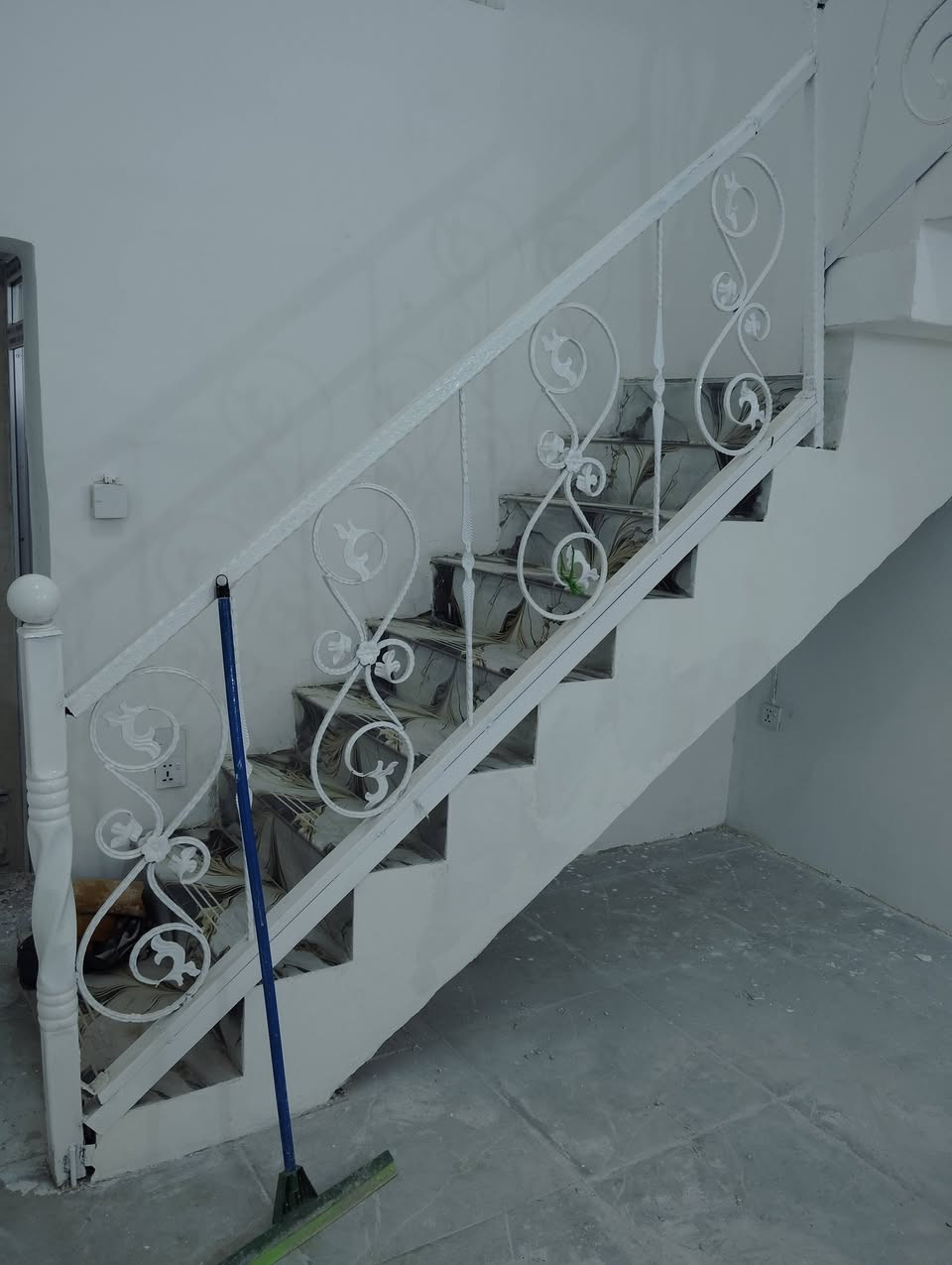 الدار للبيع المساحه 150متر طابو زراعي سند 25 تحويل مباشر بسم المشتري يتكون من غرفه نوم وستقبال وصاله ومطبخ مجمع صحي خارجي وداخلي وطارمه وممر خلف البيت وحديقه شارع تبليط ومجاري البيت نضيف جدا 
الموقع على ربيانه قرب الشيخ أبو أنس أو قرب سيد فرحان 
السعر مناسب جدا 65 
أي استفسار إتصال على الرقم التالي واتساب ***********
أو مراجعة مكتب ابو زهراء التميمي شارع المواكب مقابل حسينية الخزرج الخاص مفتوح
