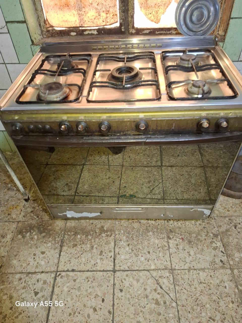 السلام عليكم 
عندي طباخ كريازي الوجبة الاولى للبيع نضافته وسط كما في الصور الطباخ شغال بس الفرن يحتاج الى صيانة وتنظيف عموما وغراضه كاملة سعر ب ٢٢٥ الف بي مجال لشراي الجاد و كذلك اراوس مع طباخ نفس الشكل مع تلاتفاق على الفرق - *********** ابو عبدالله - بغداد - الصليخ ...مع الشكر للجميع .
