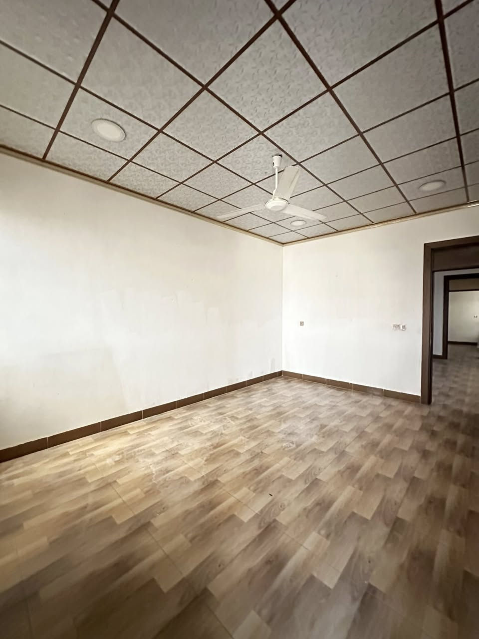 بيت للايجار 175 الف قفل العنوان رابرين خلف سكلة خورشيد اخر فرع
متكون من غرفة نوم وستقبال وهول ومطبخ ومجمع صحيات كامل مساحة 160 متر 
البيت بي بير ارتوازي 40 متر يعني انسه الماي
و 4 بنكات سقفية وسبلت كونديشن للاستقبال
للتواصل ***********
