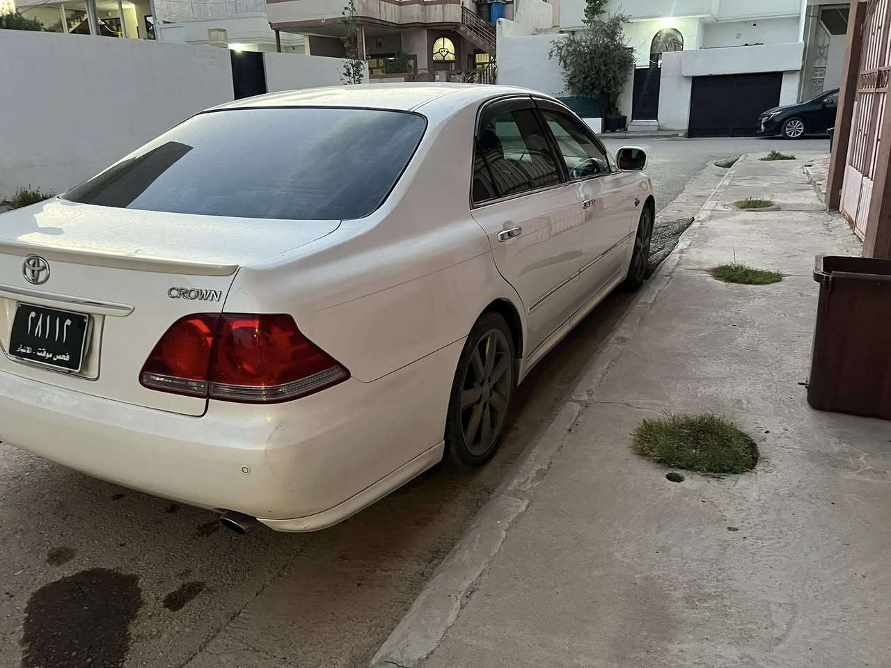 شاهینە ئەتڵاد ٢٠٠٥
١٨٢ بێ دوکەڵ 
گێر و مەکینە بەشەرتی فیتەر 
سەیارەکە تا بڵێ جوانە بێ شوخت و چاڵ 
پەردەو گاحی فیپەمپ و تایەس سپێری تێدایە 
شوێن بڕاوەکانی چاکراوەتەوە 
بێ دەحم لێدراو 
تا بڵێی توند و تۆڵە 
سارد و گەرمی بەشەرت 
ڕەقەم (***********)
شوێن چواقوڕنە 
نرخی ٥٤ و کەمێک محامەلە
