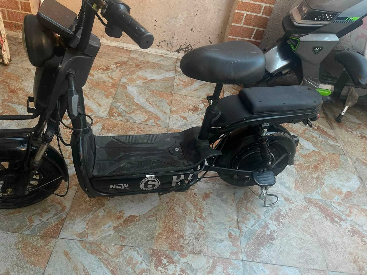 سلام وعليكم دراجه شحن حجم 14 نضافه 75. 4بطاريات جدد الدراجه صالي سنه من ماخذه دراجه ما ناقصه شي بس التاير الخلفي بي زرف خفيف اذا تنفخه وره يومين يله يفش الدراجه رايده 150وبيه مجال للشراي عنوان بغداد السيديه رقم ***********

