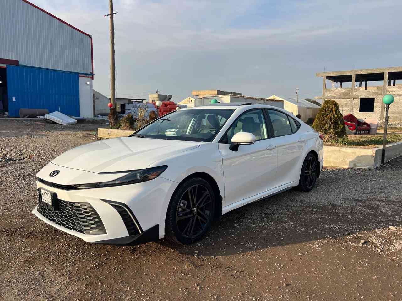 كامري 2025 SE Plus اعلى فئه بل se
لون ابيض  وضررها جداً بسيط بدون ايرباكات بدون دواخل

 ضررها نازل بالصور 👇 وماشيه 13000ميل  السياره رقم منفيست بأسمي داخله 

ورقمها يكلف 275 الف لأن هايبرد 

مواصفات السياره 

فتحه سقف سلايد 

 

- *المحرك:* 2.5 لتر هايبرد

- *التصميم الداخلي:*

- مقاعد من الجلد.

- مقعد السائق كهربائي.

- عجلة قيادة مغلفة بالجلد مع مجاديف تغيير السرعة.

- دواسات رياضية من الألومنيوم.

- *.

- نظام تحكم مناخي ثنائي المنطقة.

- شاحن لاسلكي للهاتف.

- نظام Apple CarPlay و Android Auto.

- *الأمان:*

- نظام تويوتا Safety Sense 3.0.

- نظام منع التصادم.

- مثبت السرعة التكيفي.

- تنبيه عند مغادرة المسار.

  وكثير بيها مواصفات ايضاً
 

رقم صاحب سيارة ‭0773 695 4295‬
