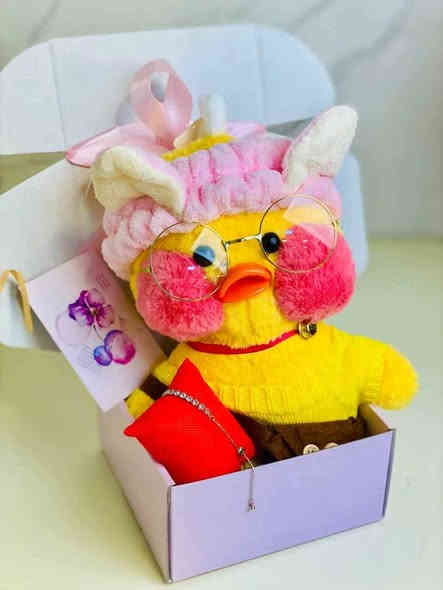 ⁃ بطوط مع (نظارات 👓+ حقيبة 🎒 + بلوزة صوف ناعمة + headband 💞 بوند رأس )
💝👑سوار الـ "تنس"🎩🎁
 سوار حجر الكرستال السحب
المتلألأ المصنوع من الفضّة الاسترلينيّة، 🎁
😘 كارت العبارة حسب طلب ك/ج 
للحجز والاستفسار مراسله واتساب *********** المحاويل
