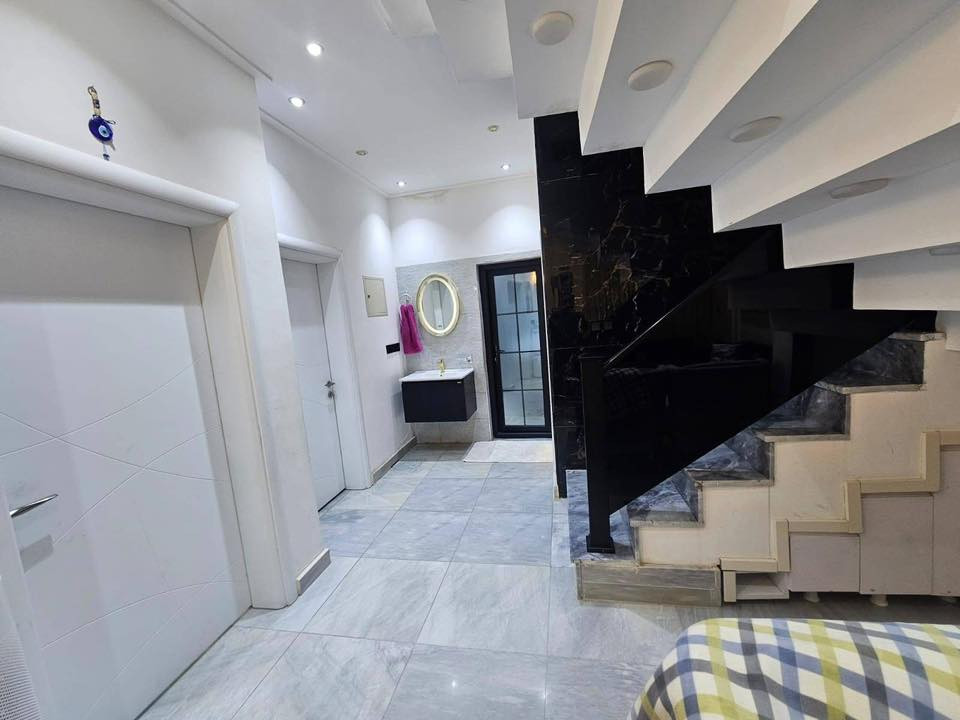 الدار للبيع
بيت بناء حديث المساحه 《٢٠٠ متر》  طابقين ونصف

الواجه《 ١٠ متر 》النزال 《٢٠ متر 》

الواقع في حي الجهاد مربع  الطائي بالقرب من شارع الامن القومي

ومجمع النسيم السكني

محتويات البيت《 7 غرف نوم 》《5 خدمات》

《 صاله ضيوف كبيره 》《 مطبخ  —هول داخلي 》

《كراج يتسع لسياره ———وحديقه  داخليه》

  < ارضيه مرمر ——- واجهه بورسلين —- شبابيك المنيوم — ابواب تركيه > 

*********** للاستفسار مع صاحب الدار
