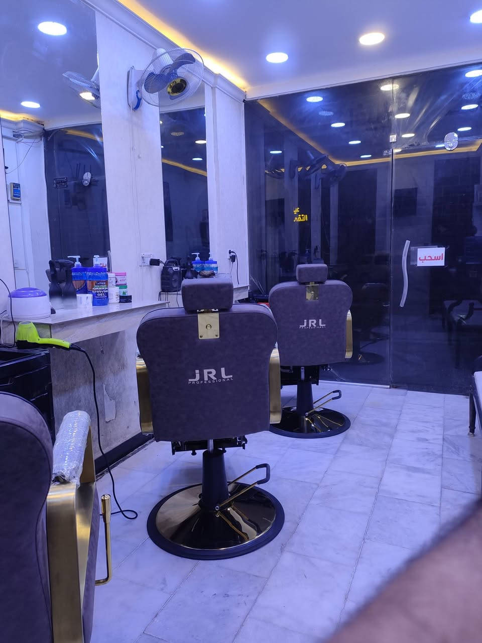 السلام عليكم
محل حلاقة للبيع الموقع البلديات اليو ان شارع 30 المحل تأسس قبل 7 سنوات 
للاستفسار المراسلة على الخاص او الاتصال على ***********
