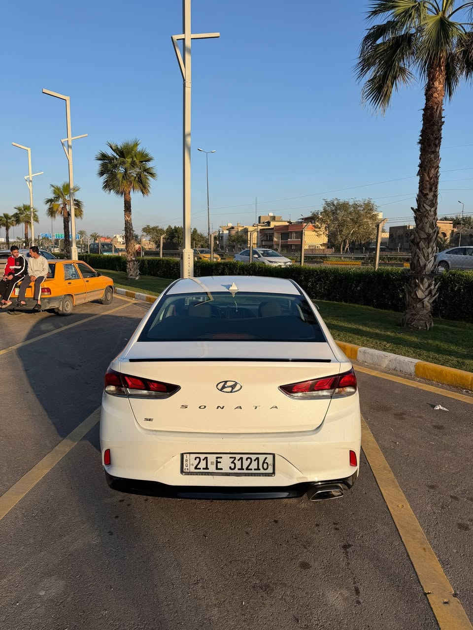 سوناتا موديل 2019 SE وارد امريكي
* للبيع *
محرك GDI 2400 ماشيه 86 الف ميل
ضربتها جاملغ عكس السايق بـ امريكا وداخل العراق ضربه بالباب مال السايق 
صبغ السياره شوية متكشر مثل ما موضح بالصورة
سياره اي نقص ما بيها مكينة ما مفتوحة كامله بلادي بالكامل شرط التحويل 
السعر ١٣٦ وبيها مجال للشراي 
مكان السياره بغداد الغزاليه 
للاستفسار او الاتصال على الرقم  ***********
