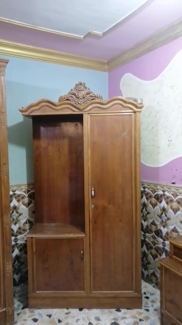 غرفة اخشاب صاج تزكام ثقيلة وبحالة جيدة جدا كما موضح بالفديو وسبب البيع لغرض الانتقال الئ مكان آخر والسعر َمناسب جدا للتواصل الاتصال بالرقم ***********
