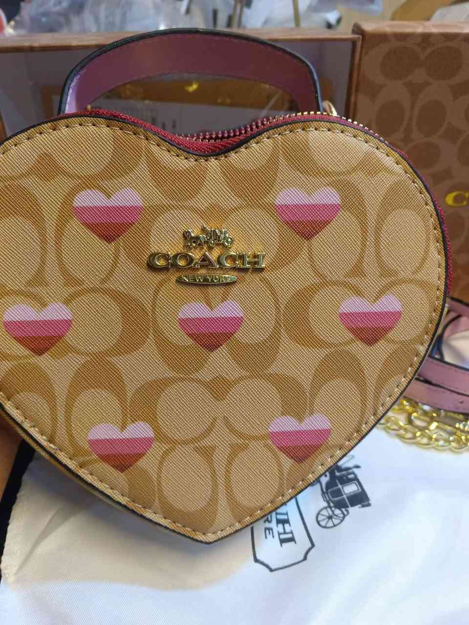 شنطة COACH أصلية
الموديل: Heart Bag (شكل قلب)
الحالة: جديد/بحالة ممتازة
المحتويات:
✔️ الشنطة نفسها
✔️ حزامين (حزام طويل + سلسلة ذهبية)
✔️ كيس الغلاف الأصلي
✔️ علبة وكرت الضمان
💰 السعر النهائي: ٢٥,٠٠٠ د.ع (شامل التوصيل)
***********
