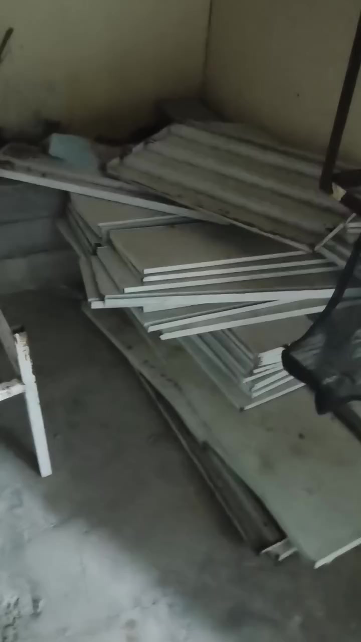 السلام عليكم رفوف تركي جانبي كاملات مع ملحقات مع ميز كاشير مترين ***********
