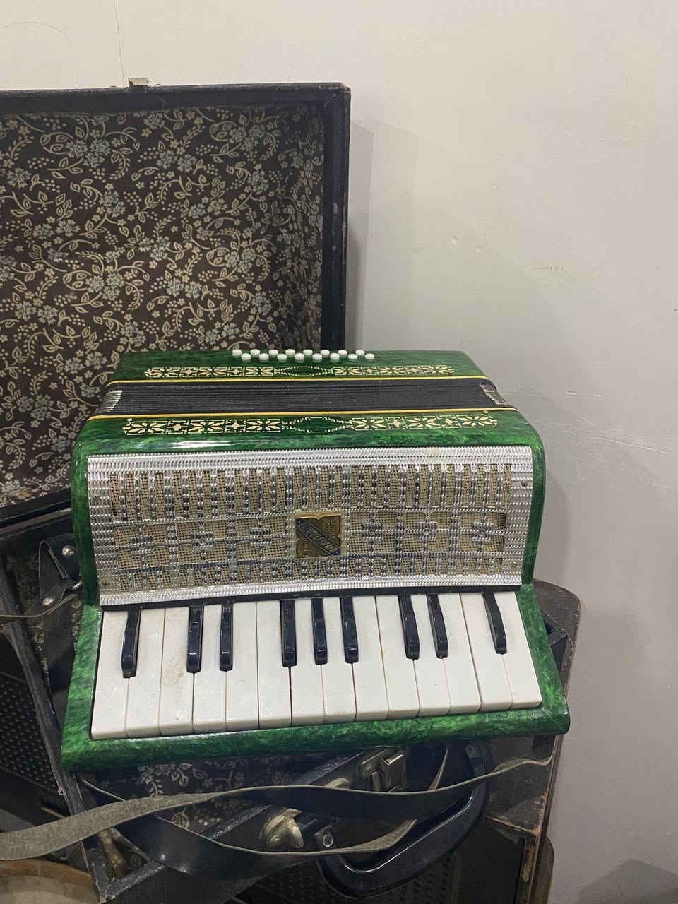 الالات الموسيقيه للبيع ***********
