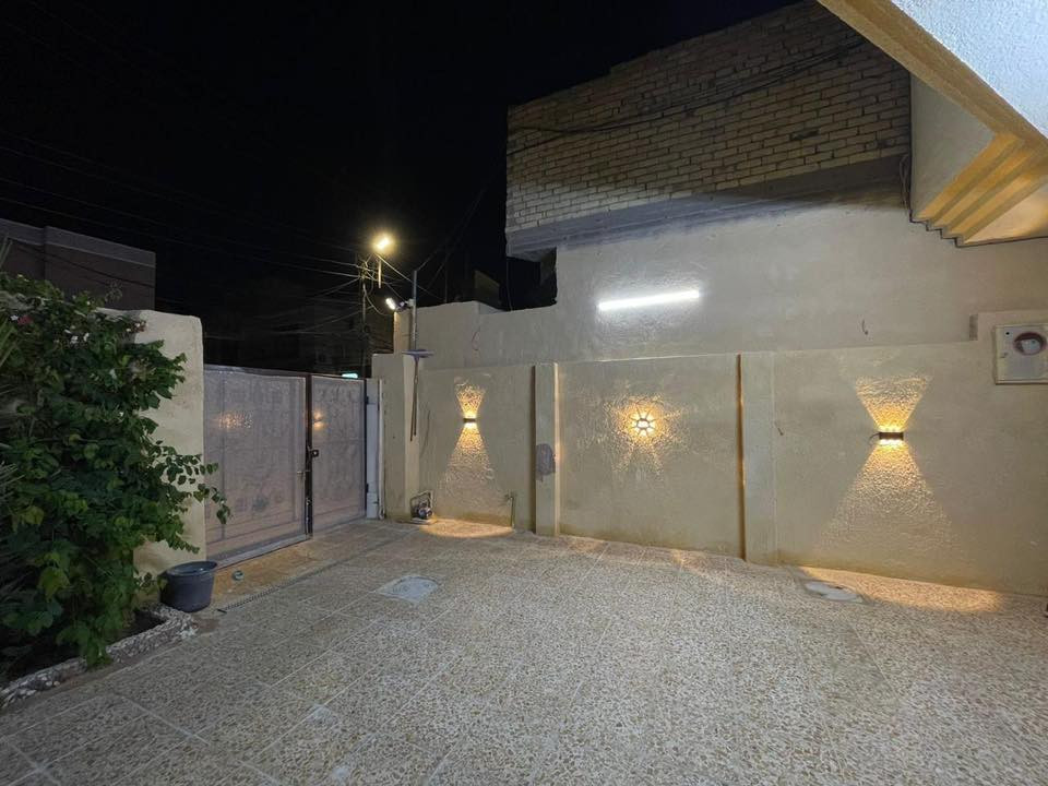 بيت للبيع في كربلاء المقدسة /المعملجي مقابيل اعدادية الحسين ع الصناعية في الشارع الرابط بين شارع الحر وشارع الروضتين 
مساحة البيت 240 متر البيت وجهين بوجه البيت شارع وبضهره شارع صاير شريط يحتوي البيت على كراج سيارة كبير وحديقة كبيرة وكلدور واستقبال كبير وصالة كبيرة ومطبخ كبير وغرفتين نوم ومنور داير البيت وحمامات داخليه وحمامات خارجية البناء صب مسلح البيت  خدمات كاملة شارع تبليط وخدمة الكيبل الضوئي انترنيت وانارة للشارع ومجاري عامة
البيت قريب على المدارس الحكومية ومدارس وارث العتبة الحسينية والعباسيةمدارس العميد  وقريب أيضا على جامعة الصفوة وجامعة العميد وايضا قريب جدا على دوار الامام الحسين ع عرض ٦٠ متر وقريب على مصرف الدم  وعلى مستشفى وارث للاورام الدولية وعلى مركز الاسنان التخصصي وايضا خطوط سيارات
للاستفسار الاتصال على الرقم 
***********
