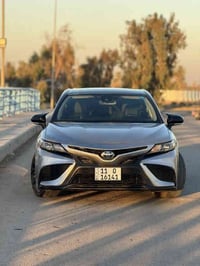 ويوتا كامري موديل ٢٠٢٢  رقم بغداد الجديد باسمي مواصفات SE  بصمته ابواب...