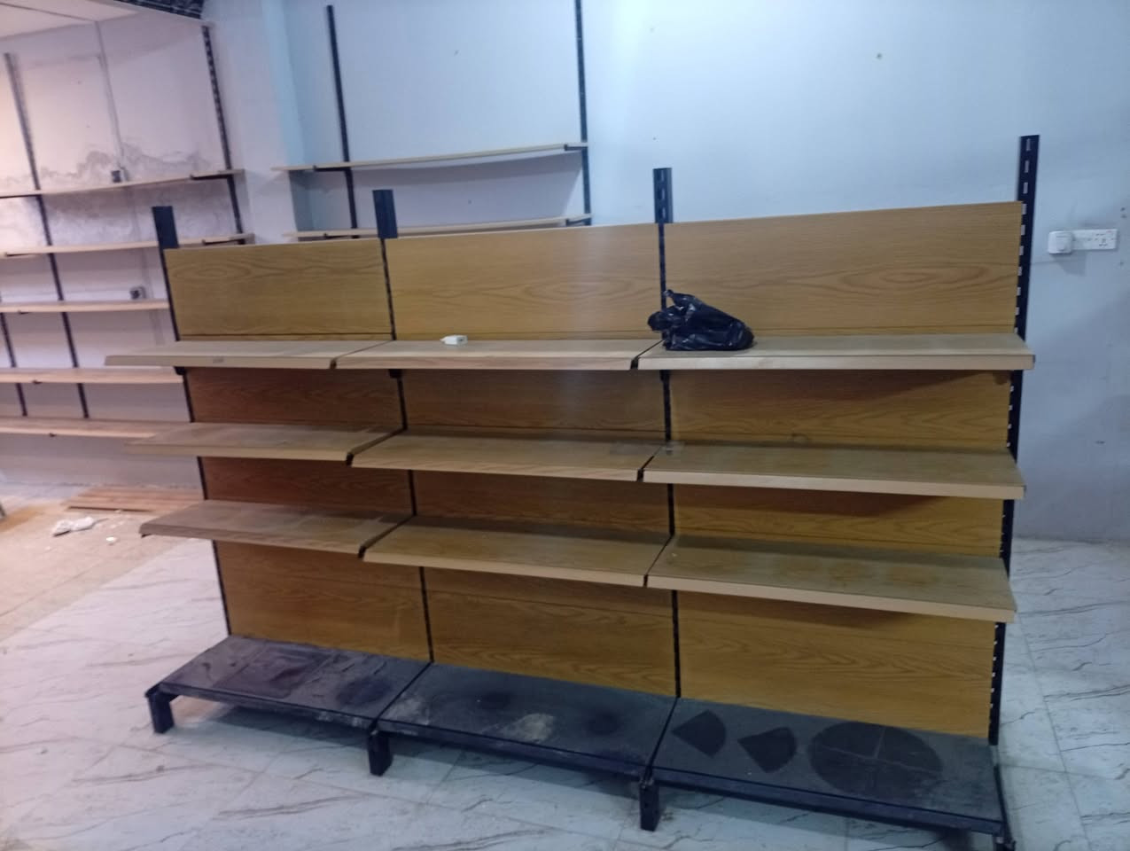 رفوف محل للبيع للاستفسار الاتصال على الرقم ***********
