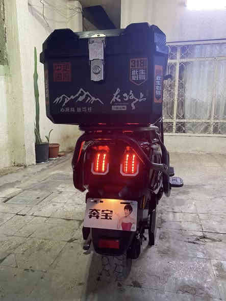 السلام عليكم دراجه شحن للبيع سكنس حديث الدراجه قبل شهرين اشتريتها ع كد شغل بيت ماطلع بيها الدراجه بحاله الوكاله 
سرعتها 90 
4 سرعات
 مثبت سرعه 
الشحنه الوحده تكفيك 75 كيلو 
بطاريات كبار 
لايت عالي ناصي قويات
درع وطلاعات 
جنطه اضافيه 
الدراجه زلغ مابيها جديده بعدها
للاستفسار خاص او رقم *********** بي واتس اب
