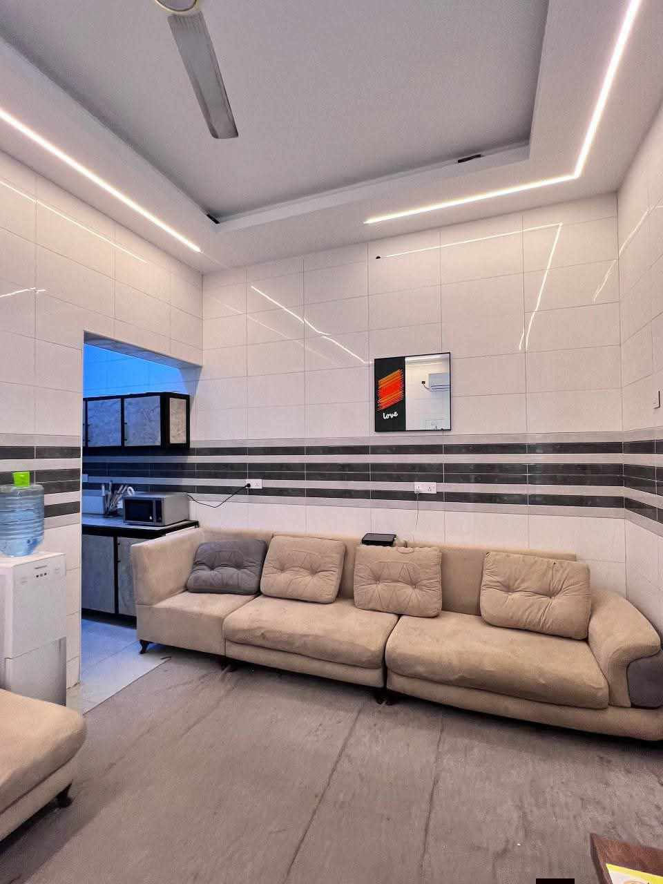 #دار_للبيع

📍الموقع/حي الباقر 

📐المساحة/ ٢٠٠م مربع طابو صرف

سنة البناء:٢٠٢٥

🔺يتكون من:

 الطابق الاول  طرمة وحديقة وحمام خارجي سخانة ومغسلته جديد ومراية إنارة تدفئة لمس

مطبخ  حار ومطبخ بارد 

ومناور اثنين 

وحمام داخلي كبير 

 واستقبال وغرفتين  وصالة

 الطابق الثاني الصالة كاملة والدرج والسطح معزول عن الصالة 

 وغرفتين ومخزن وصحيات بوحدة من الغرف

الغرف مامسكوفات المخزن مسكوف والصالة مبيضة  وكاملة يعني الطابق الثاني كاملة منه الصالة والسطح أما جهة الغرف هيكل مسكوف فقط المخزن 

البيت زيرو يحتوي على ٥ سبالت شد جديد اثنين كنتوري ٣ عمودي+ماطور سخانات اثنين ونظام تصفية ماء 

🔺لمعرفة السعر علق بـ تم 

للأستعلام والاستفسار:
موقع المكتب / الشطرة - قرب مدرسة الحدباء-مجاورحسينية خدام ال محمد
*********** مرتضى العلي
*********** علي ايهاب
