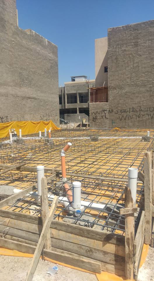 عرض الذهبي سعر المتر للهيكل  180 الف دينار فقط
مع مخططات كامل  مجانا  
العرض يشمل المساحات 150 متر واكثر  لاكثر من طابق  
مكتب البعد الربع 4D
*********** ☎️
بنود اتفاق
1- تنظيف الارض ومن ثم فرش طبقة من الجلمود (حسب الحاجة) وطبقة من السبيس ومن ثم حدله ورش الكلوردين بواسطة المرشات.
2- تاسيس شبكة مكافحة الارضة حول الجدران الخارجية.
3- فرش طبقة من النايلون الزراعي السميك. 
4- استخدام مواد ناجحة في الفحص المختبري وهي كالأتي :
·       رمل اخيضر جيد لاغراض البناء.
·       سمنت عراقي عادي لاغراض البناء وسمنت مقاوم للاملاح لاي عمل يخص الارضية.
·       طابوق  اصفر من معامل جيدة.
·       شيش مفحوص مختبريا".نوع (ff)
5- الصب باستخدام خباطة المركزية بمواصفات C30.
6- الاساس من النوع raft     بارتفاع 40 سم  ويكون تفاصيل التسليح حسب التصميم الانشائي. طبقتان 
7- تسليح السقف بأستخدام طريقة الحصيرتين ويكون تفاصيل التسليح حسب التصميم الانشائي.
8- صب البادلو بأرتفاع 15 سم.
9- البناء بعرض 24 سم وارتفاع  3م للطابق الارضي مع استخدام رباط كونكريتي فوق البناء وبعرض 24 سم وبارتفاع30سم ويكون الارتفاع الكلي 3.3م
10-ارتفاع بناء الطابق الثاني 3.2م ارتفاع بناء بطابوك 
2.9م ورباط ساقط ارتفاع 30سم ويكون مجموع ارتفاع الطابق الثاني 3.2م
11- عمل المجاري بمواد تجارية ناجحة (الامل الشريف) مع استخدام منهولات بلاستكية جاهزة (بوري بقطر 40 سم) حسب توزيع الصحيات بالخارطة الخاصة باعمال الاساس.
12- عمل انابيب بقطر 3 انج للسبالت وحسب موقع كل غرفة في البيت.
13- يكون ارتفاع الاسيجة الخارجية واسيجة المناور 2 متر.
ملاحظة:
1-    كافة الاعمال الخاصة بالتسليح والكونكريت خاضعة للتصميم الانشائي.
2-    يشمل العمل الفقرات اعلاه للهيكل(فقط) ووفق تفاصيل الخريطة 
3-ترفق مع هذه البنود صور توضيحية ومخططات والخريطة وكل التفاصيل الاخرى.
4- الذرعة سقوف فقط ،المنور والكراج نصف ،الستاره كل 2متر تحسب (متر مربع واحد
