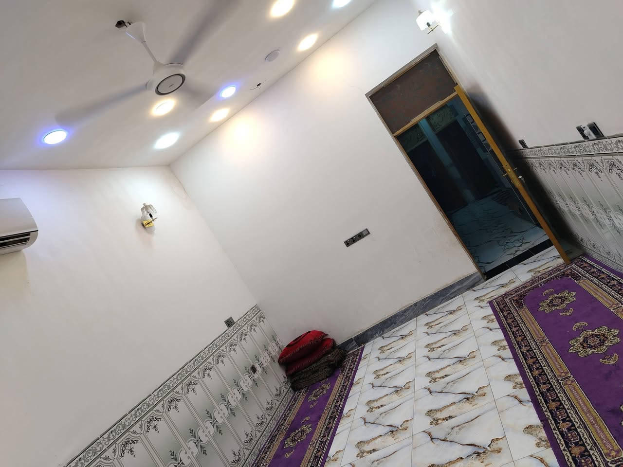 السلام  عليكم   بيت  للبيع مساحه 155 متر  عقد  زراعي  قرب حسينيه الامام  المهدي خلف تارتان جاسم شبر  بناء  طابوق  جديد  يحتوي ع  غرفتين  نوم   وصاله  كبيره   اربع  حمامات  وستقبال ومطبخ البيت      يرهم  نقد  ويرهم   قصد   مقدمه  وشهريه  اللاتصال ع ***********
