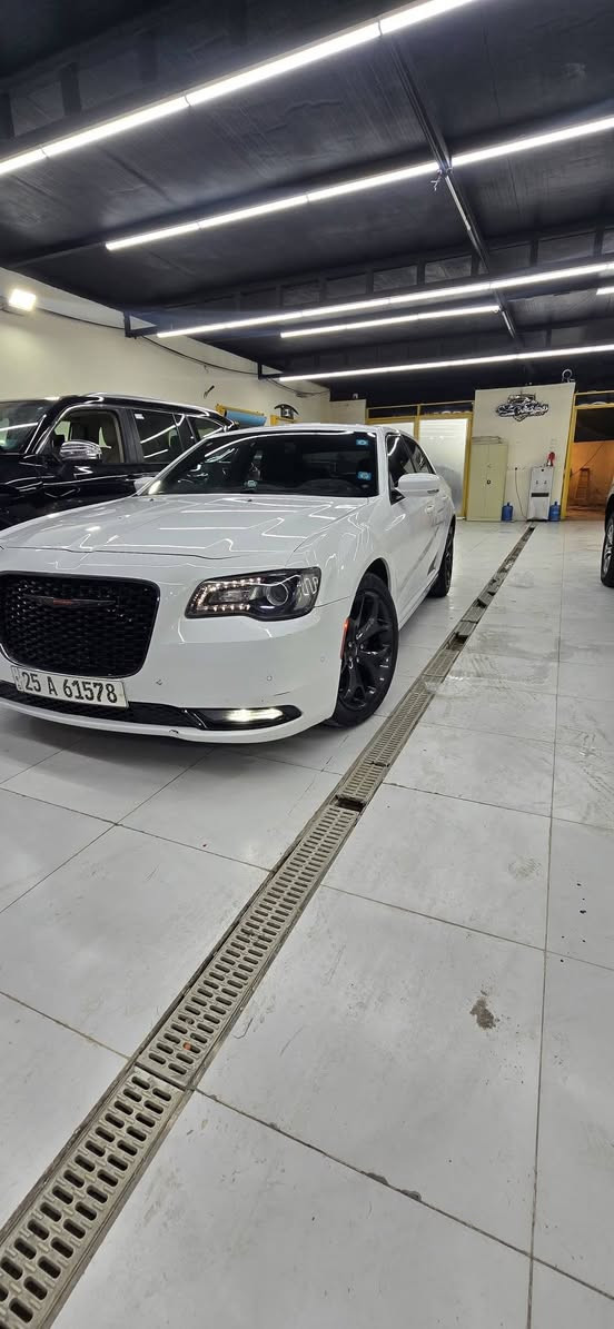 السلام عليكم 
للبيع او مراوس بأقل 
اوباما C300
فئة الS البلاك 
موديل 2021
السيارة كلين تايتل 
كفالة عامة 
بيها دحجة صغيرة بدوسة  وشخط صغير بلركن مال باب سايق
وارد كندي
فول مواصفات عدا دمام
بلنسبة للمواصفات معروفة للجناية 
مايحتاج اذكرهن شوفهن بلصور
ماشية 80 mi
السيارة حيل حلوة وجديدة
مابيها مصرف 
كير مكينة كفالة 
حدادية تخم تاير جديد
مسويلها ادامة 
السيارة بسمي سنوية جديدة 
مكانها الديوانيه 
السعر 325
للاستفسار 
***********
***********
