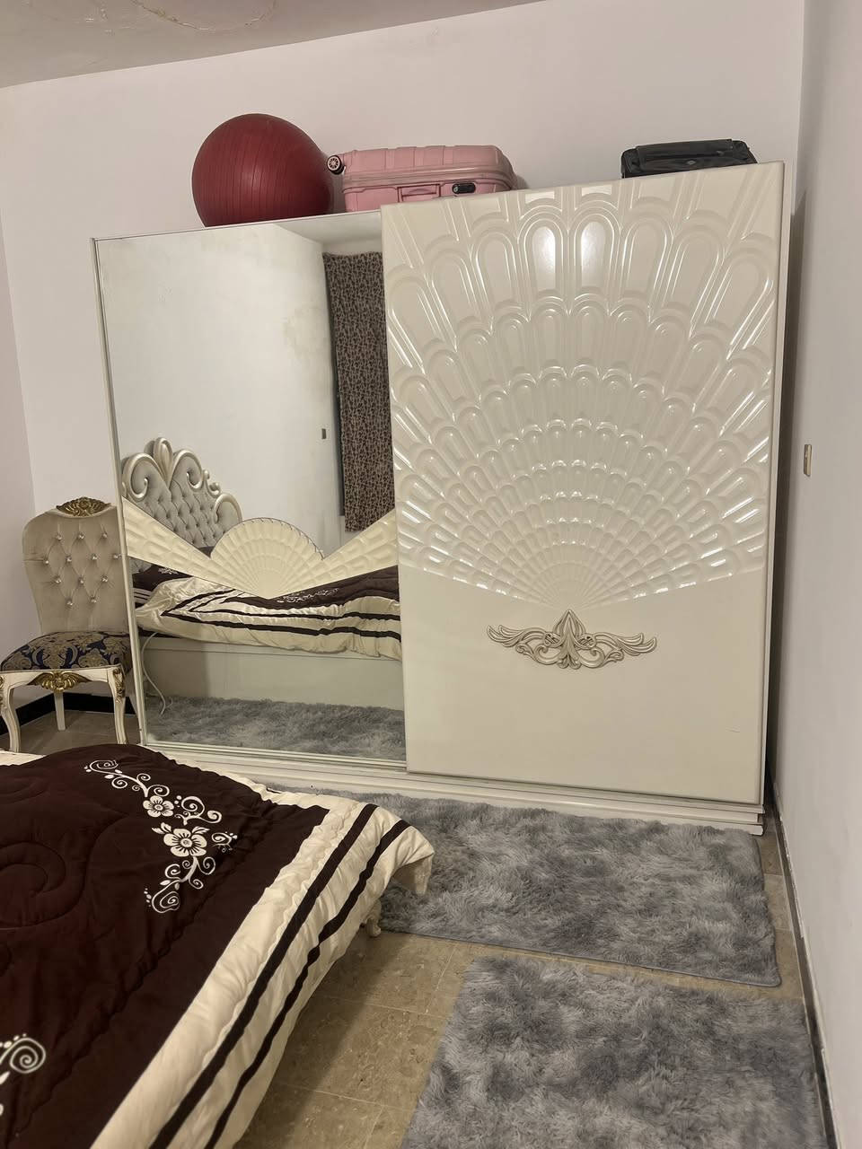 سلام وعليكم غرفة نوم للبيع سعر ٦٥٠ بيها مجال ***********
