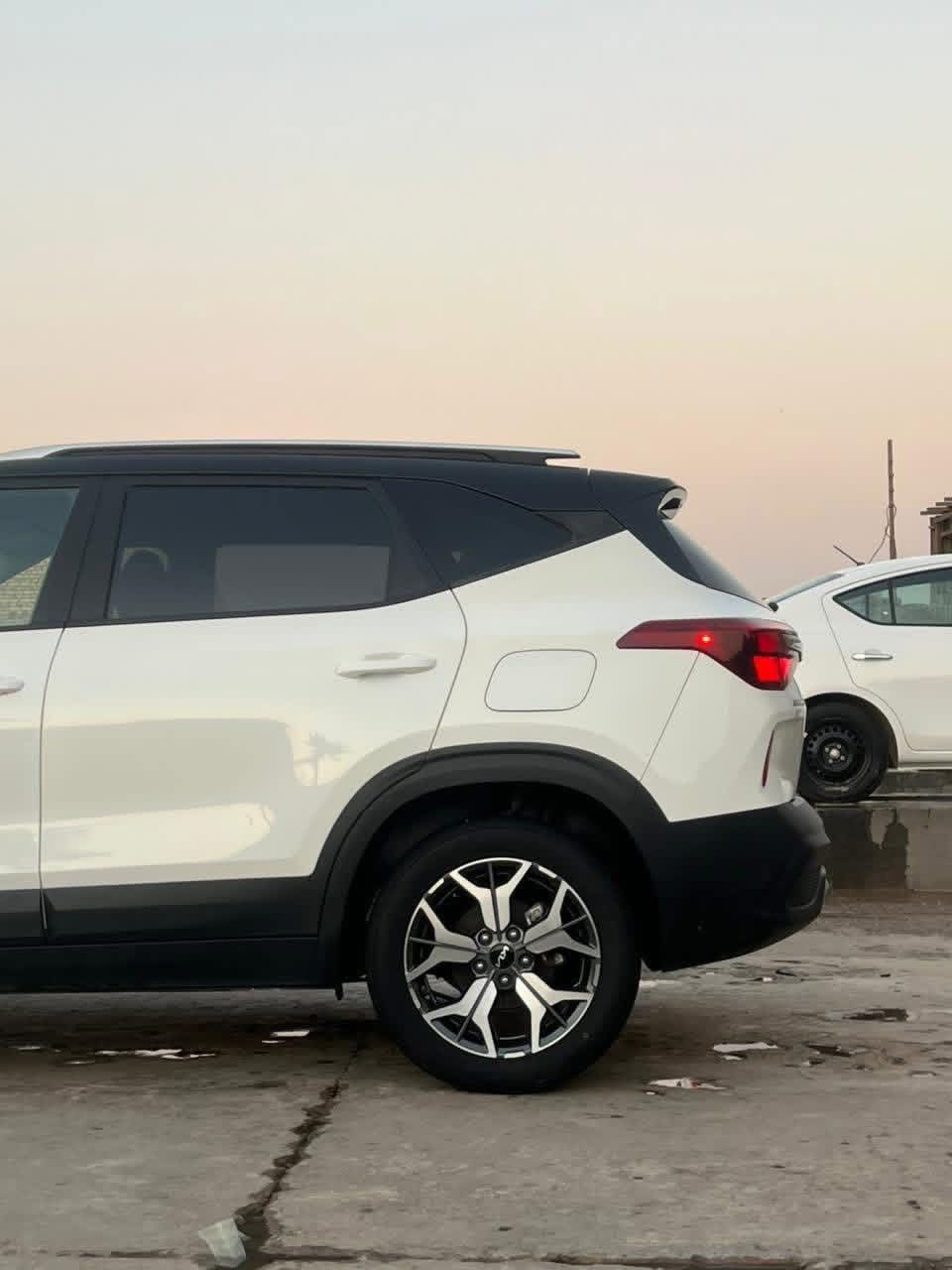 سلام عليكم للبيع كيه سلتوز موديل 2023 موصفات تحكم جهتين حاكيه مانع نزلاق شاشه كبيره ولمس كامره دواره رادار مامي وخلفي اشاير بل مري مري شفط لد امامي شغال لد خلفي ولكب كروم حجمه 17 كشاف امامي شغال حجم المحرك 2000 دوش ماشيه 16 الف كشنات تدفه السياره بدون صبغ بدون تبديل بدون بارد بيها كارت بخشم البنيد وتصليح الدعاميه فقط 
السياره مرقم بابل 
السعر ١٦٥
***********
