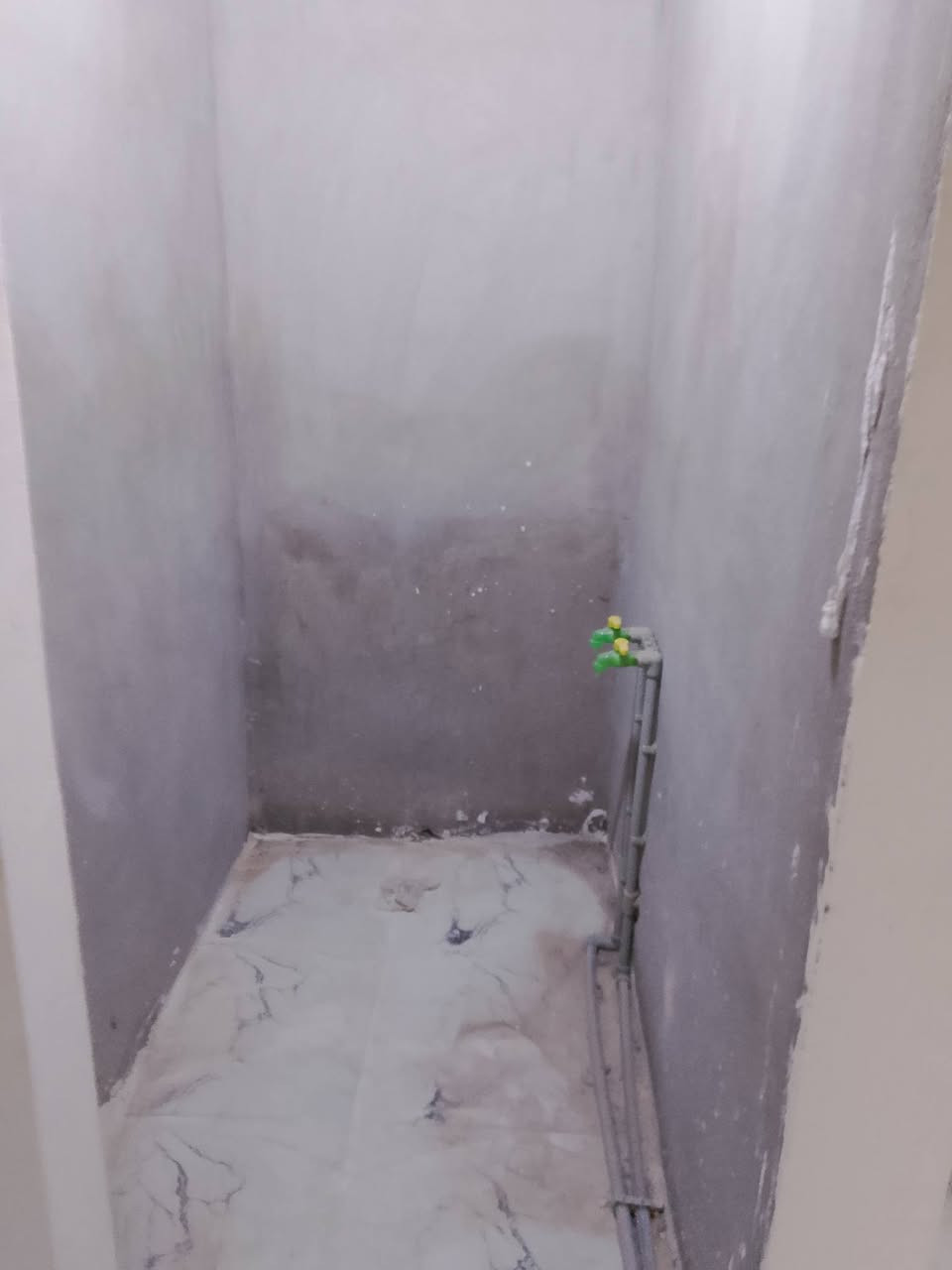 بيت الإيجار مساحه 100 متر طولني مكان نهايه العسكري موقف كوسترات من جهه الايسر طابق  ثاني مطلوب عائلتي صغيره السعر 125 الالف للاتصال علي رقم ***********
