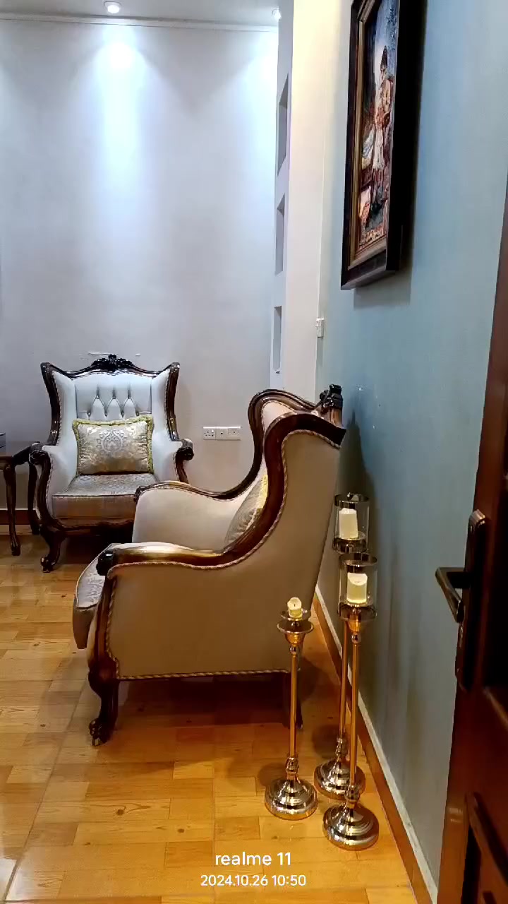 طخم ملكي تركي استيراد خاص جديد استخدام قليل بدون كسر بدون تلف متكون من قطعتين كبار و  ٤ قطع مفرد و طبله ملكيه وسطيه وطبله مفرده عدد ٢ للاستفسار ***********
