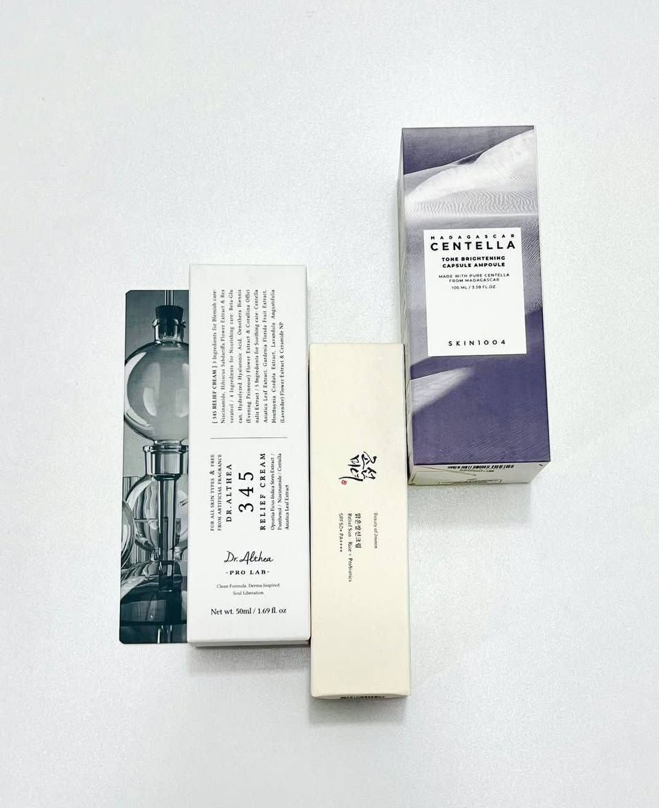 عرض ثلاثي يتكون من سيروم واقي كريم  ✨🇰🇷
كريم 345 Relief من Dr. Althea: المرمم السحري الذي يعالج عيوب البشرة، يهدئ الاحمرار، ويقوي حاجزها بفضل النياسيناميد والبانثينول.
واقي شمس Relief Sun من Beauty of Joseon: خفيف كالريشة على البشرة، يحميكِ بـ SPF50+ ويغذيها بخلاصة الأرز والبروبيوتيك.
أمبولة تفتيح Centella من SKIN1004: بطلة التفتيح التي توحد لون البشرة وتمنحها إشراقة طبيعية لا تقاوم.
‏Beauty is in the details.. ✨
#عناية_بالبشرة #سكن_كير #جمال_كوري
للحجز و الاستفسار مراسلة الخاص


**إذا كنت صاحب هذا الإعلان وتريد حذفه لأي سبب، رجاءا أرسل رسالة إلى الدعم الفني**