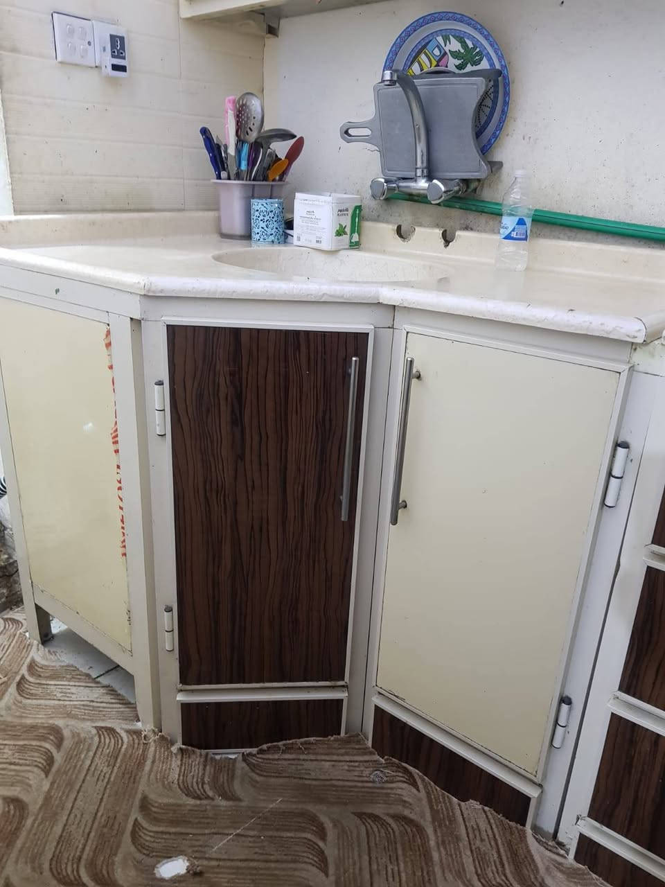 السلام عليكم
كاونتر المنيوم تسگام ٣قطع السنگ زاويه مرمر وقطعه باب وجرارات مرمر  وملحق نظيف 

***********
