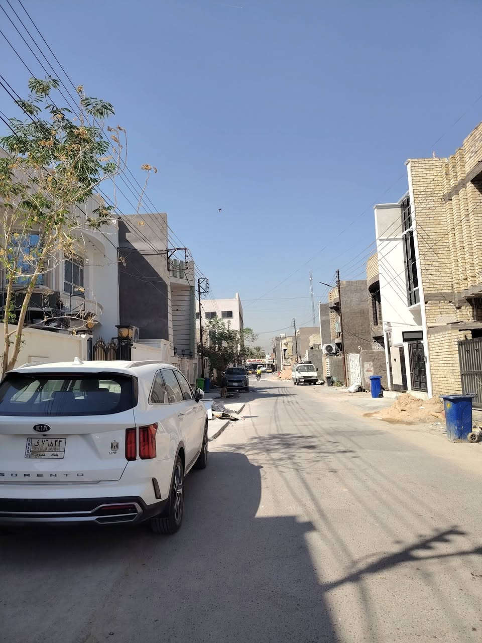 سلام عليكم بيت للبيع طابو زراعي سند 25 مساحه البيت 200متر بناء جديدالبيت يتكون من ثلاث اغرف مع استقبال وصاله ومطبخ وصحيات داخليه وخارجيه الطابق الثاني غرفتين وصالة كبيره وصحيات داخليه سعر وتفاصيل تصال ع رقم *********** موقع البيت دوره البعيثه منطقه الهواشه شارع المطار
