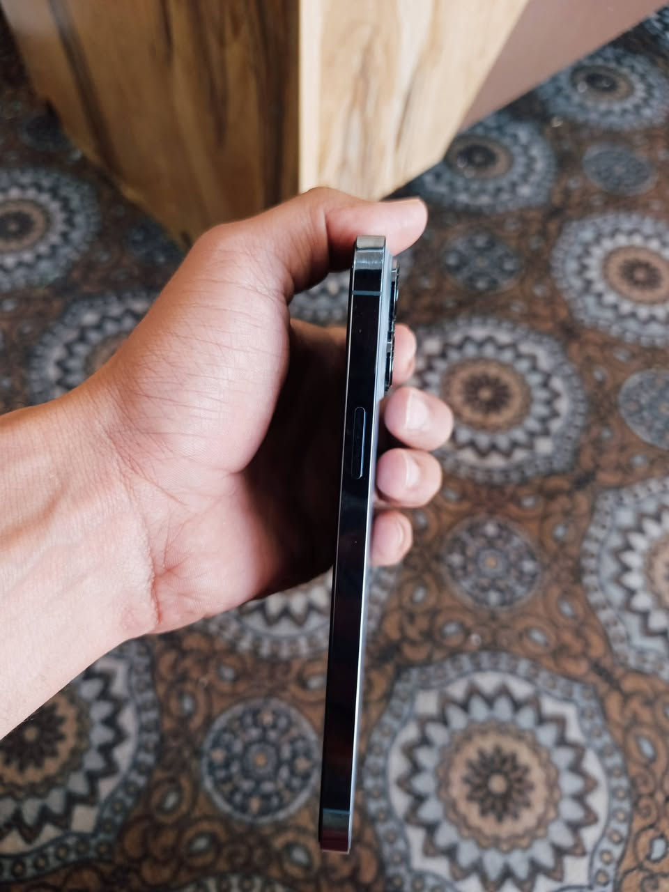 مرخصة الادمن المحترم 
إيفون 13 برو ماكس 
ذاكره 256 شرق اوسط 
لونه بحره نضيف الجهاز ما مفتوح ابد
بطارية 78 بس ميصرف ابد 
السعر 650 وبيه مجال 
ملاحظة بيه فطر بل شاشه جداً بسيط حته مينشاف 
لستفسار ***********
