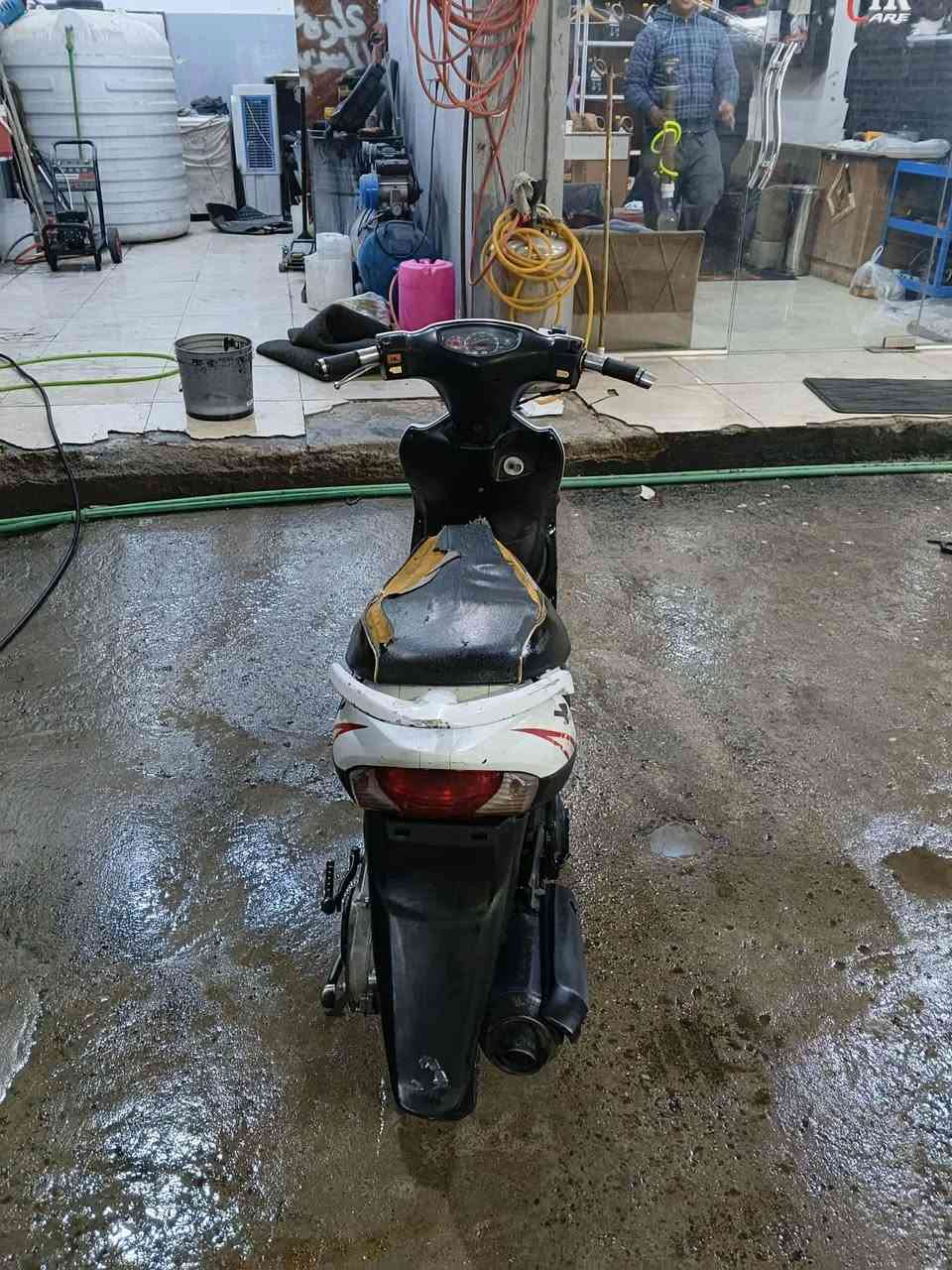 السلام عليكم دراجة ساسوكي ادرس شغالة سلف وهندر بس الباتري ضعيف شلعة ومعدل مكاني بغداد حي الجهاد رقمي *********** او المراسلة على الواتساب *********** السعر ٣٠٠ وبيها مجال بسيط
