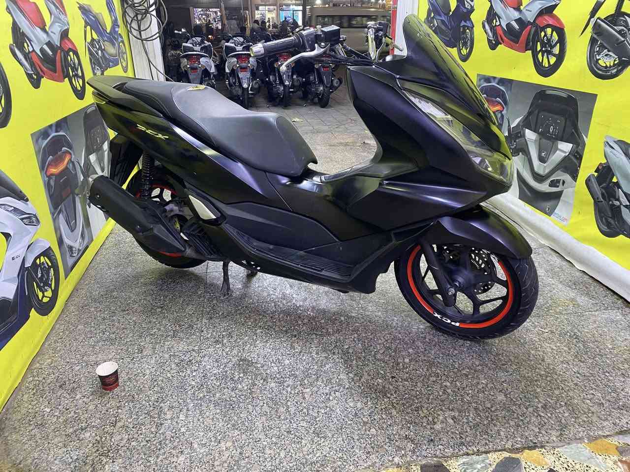 سلام عليكم
Pcx جيل رابع 
وارد كوري كفاله عامه ✅
ضمان مكينه وكفر 
نضافه فول 
ممشه قليل ✅
العنوان بغداد شارع الفلاح 
السعر 16.5$
***********
