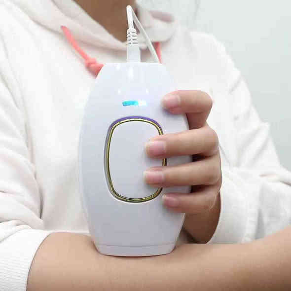 نەرمییەکی بەردەوام، بێ ئازار، لە ئاسوودەیی ماڵەکەی خۆتدا.

ئامێرێکی پرۆفیشناڵ بۆ لابردنی موو بە بەکارهێنانی تەکنەلۆژیای Intense Pulsed Light (IPL)، گونجاوە بۆ هەموو جەستە: قاچ، قۆڵ، ژێر باڵ، ناوچەی بیکینی، دەم و پشت. چەندین ئاستی چڕی لەگەڵدایە بۆ ئەوەی لەگەڵ هەموو جۆرەکانی پێستدا بگونجێت، ئەزموونێکی سەلامەت و کاریگەر دەدات بەبێ هیچ کاریگەرییەکی لاوەکی.

ژمارەیەکی زۆر لە فلاشەکان – لە نێوان مۆدێلێکی 500,000 فلاش یان 999,999 فلاش هەڵبژێرە، کە بەسە بۆ ساڵانێک.

5 ئاستی چڕی – ڕێکدەخرێت بۆ ئەوەی بە وردی لەگەڵ ڕەنگی پێستت و جۆری قژتدا بگونجێت.

دوو دۆخی فلاش – فلاشی تاک و بەردەوام بۆ ناوچە جیاوازەکان (خێرا و ئاسان).

سیستەمی پاراستنی زیرەک – تەنها لەکاتی بەرکەوتنی پێست کاردەکات و فلتەرێکی تیشکی سەروو بنەوشەیی لەخۆدەگرێت بۆ پاراستنی پێست و چاوەکانت.

ڤۆڵتیەی گشتگیر – لەسەر 100-240V کاردەکات، لەگەڵ پڵاگێک کە گونجاوە بۆ هەموو وڵاتێک.

دیزاینێکی شیک و بێدەنگ – کۆمپاکت و پۆرتەبل، بە بێدەنگی کاردەکات. • کەرەستە: ABS

• ڕەنگ: ڕەش / سپی / ڕۆز گۆڵد

• چڕی ڕووناکی: 3-5 J/cm2

• درێژی شەپۆل: 470-1100 نانۆمەتر

• هێز: 12 ڤۆڵت، 2.5 ئەی

• فرێکوێنسی: 50/60 هێرتز

• پلەی گەرمی کارکردن: 5°C - 35°C

بۆ نرخ نامەی بنیرە 
ژ.م:: *********** لە وسئاپ نامەی بنیرە
گەیاندەن بۆ کوردستان و عیراق هەیە رانية
