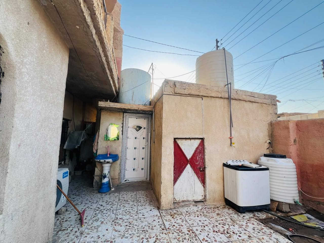السلام عليكم بيت للبيع مساحة 200 في منطقه الافين قرب شارع المستشفى وقريب على مدارس البنص البيت مصفر قاطين البيت بناء جديد 2012 يحتوي على اربع غرف اثنين في بكل طابق غرفتين  ويحتوي على هول واستقبال وصاله ومطبخ والبيت بيه محل تريد تفحته اي شي تريد اسوي مخزن
***********
السلام عليكم بيت للبيع مساحة 200 في منطقه الافين قرب شارع المستشفى وقريب على مدارس البنص البيت مصفر قاطين البيت بناء جديد 2012 يحتوي على اربع غرف اثنين في بكل طابق غرفتين  ويحتوي على هول واستقبال وصاله ومطبخ والبيت بيه محل تريد تفحته اي شي تريد اسوي مخزن
