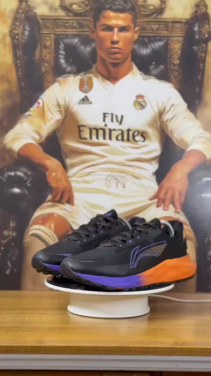 هذا الحذاء هو Li-Ning Royal Wind (ويُعرف أيضاً باسم Li-Ning Yufeng)، وهو حذاء رياضي مخصص للجري يتميز بتصميم يدمج بين الألوان الأسود والبرتقالي والبنفسجي. 
meeli9990
الاستخدام: مخصص للجري والتمارين الرياضية بفضل تصميمه المريح والمقاوم للانزلاق.
الميزات التقنية: يحتوي على تقنية التبطين لامتصاص الصدمات وتوفير مرونة أثناء الحركة، مع جزء علوي يسمح بالتهوية.

السعر 25 الف


**إذا كنت صاحب هذا الإعلان وتريد حذفه لأي سبب، رجاءا أرسل رسالة إلى الدعم الفني**