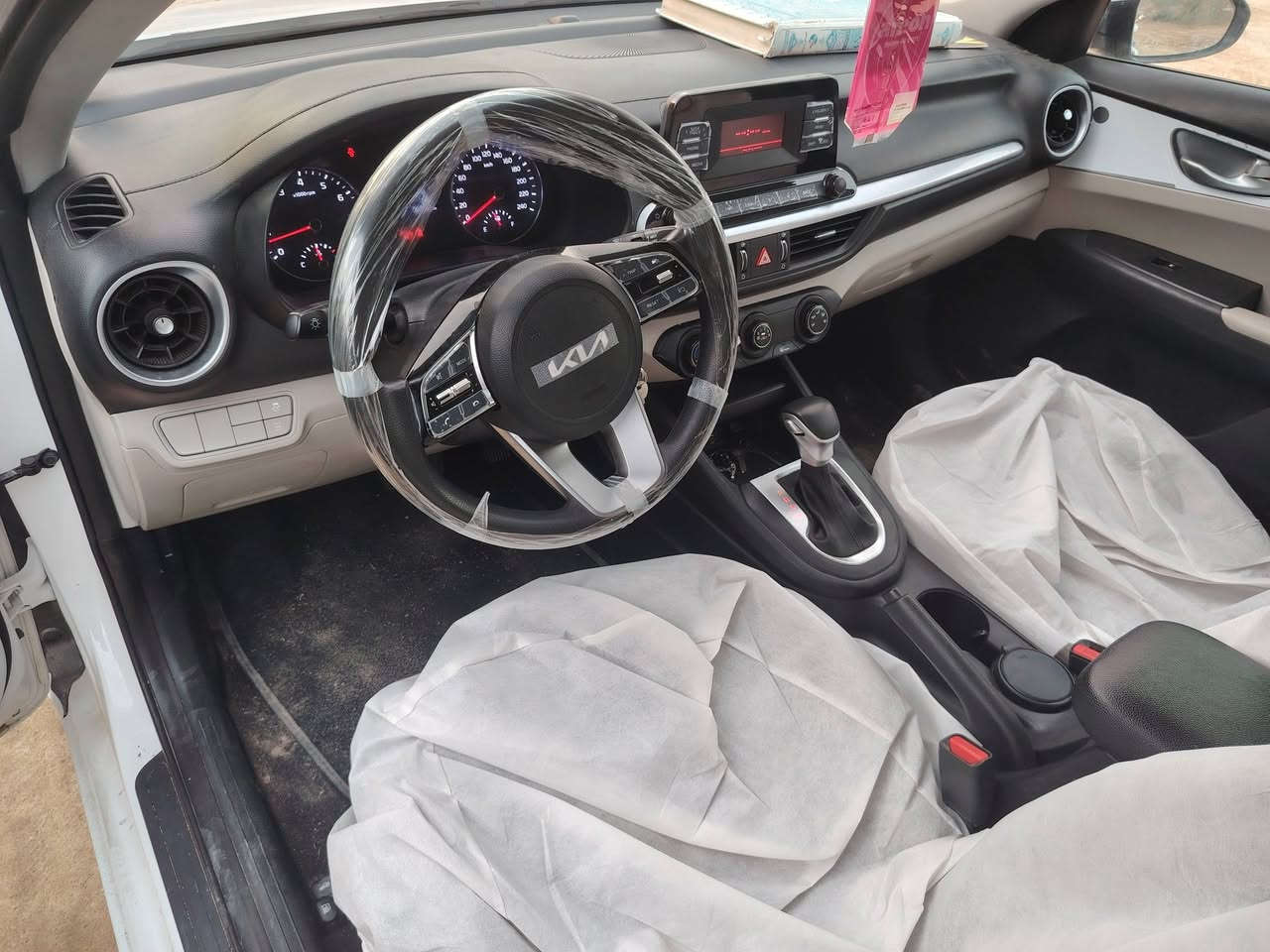 كياسيراتوا  موديل 2023
سياره نظيفه كلش ماشيه 35الف 
بدون ارقام  
السياره مامرقمه تترقم اي محافظه 
بيهه صبغ الباب خلف السايق والجاملغ 
السعر 150وبيهه مجال 
الاتصال ***********
