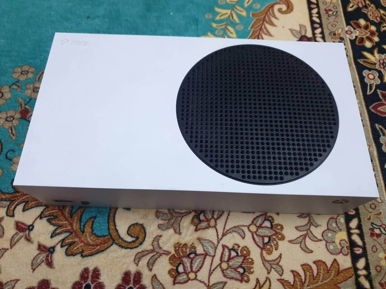 السلام عليكم
متوفر Xbox series S 
ذاكرة 512GB 
موديل 2022 صنع في فيتنام 🇻🇳 
نظافة فول لا مفتوح ولا مسويلة صيانة
 استخدام قليل جداً جداً 
الجهاز +الكارتون + كيبل power + كيبل HDMI + جوستك GAMESIR G7 SE + ستيكرات
المكان بغداد - الكرادة الشرقية 
توصيل متوفر للأماكن القريبة
تواصل واتساب / ***********
