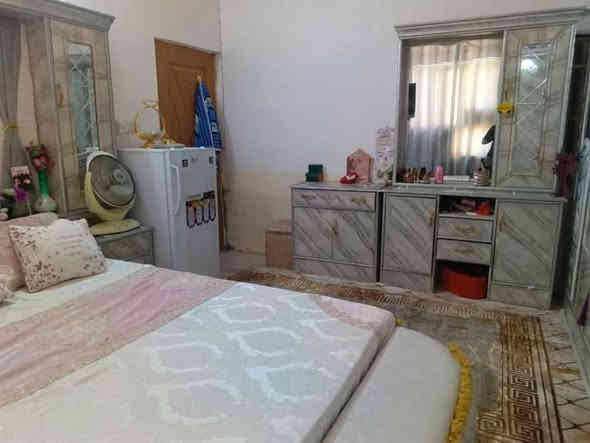 سلام عليكم بيت للبيع في كربلاء المقدسه عله طريق الحر خلف مدرس العتبه العباسيه مدرس العميد بيت طابقين طابق ال اول صاله ستقبال غرفه منور مطبخ صحيات دخليه خارجيه طارمه طابق ثاني ثلاث غرف معا صاله وياهن صطح 
مساحه البيت 100متر وجهت البيت -10نزال 10قرار محكمه سند 25سعر البيت خاص قابل لل مروس كون بيت قريب عل امام رقم هاتف ***********يوجد وتساب
