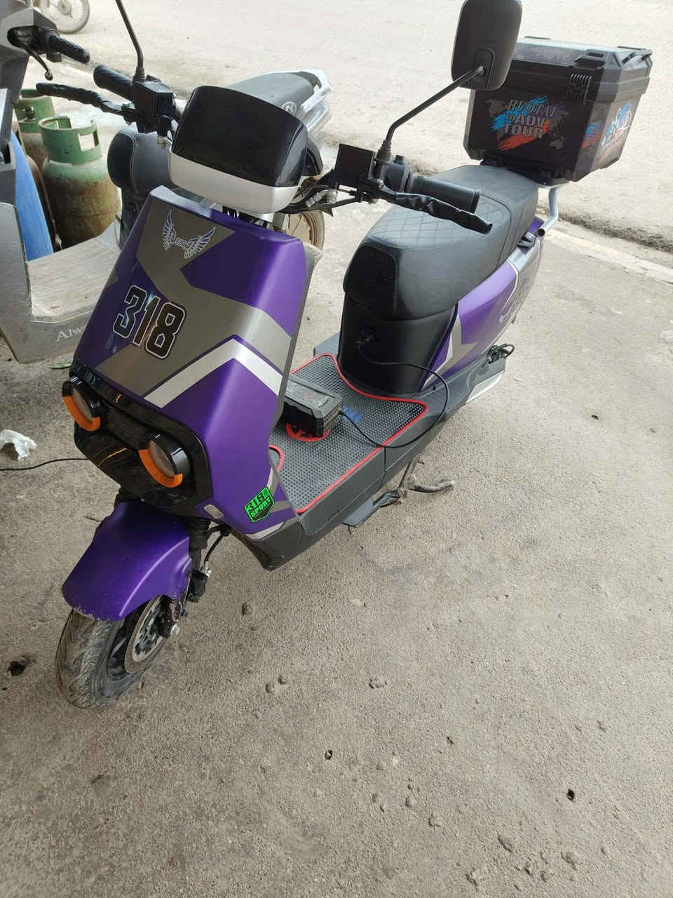 ماطور شحن للبيع 318
المواصفات 
6 باتريات دبل 
السرعه 99 حقيقي من 60 إلى 70 كيلو 
نظام بك R 
بريكات دسك هيدروليك امامي او خلفي
4 نمر
الشحنه الوحده اتمشيك اكثر من 40 كليو 
السعر 560وبي مجال
للاستفسار ***********
