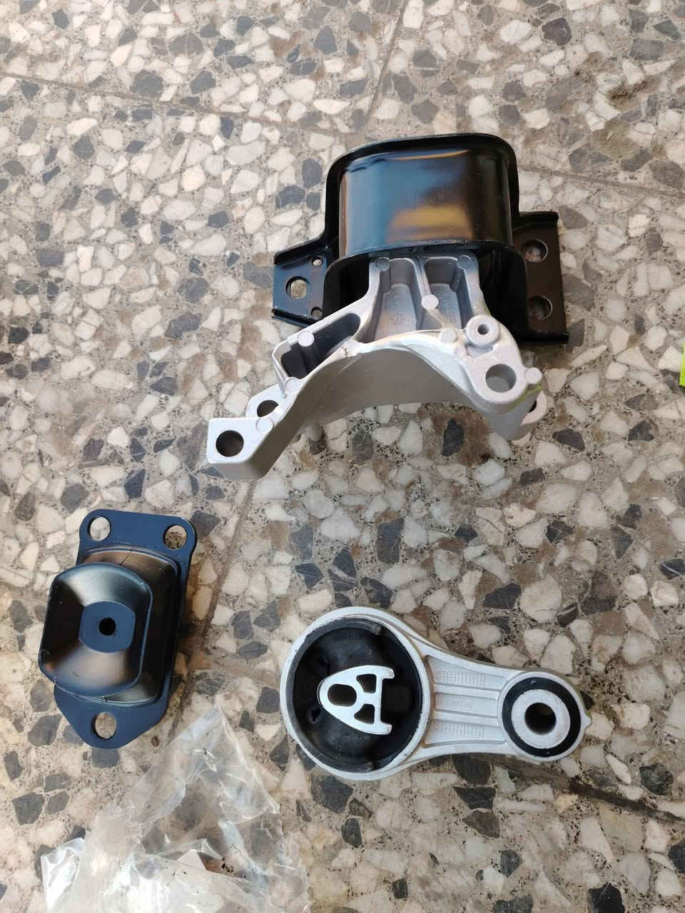 ادوات احتياطية رينو ((سمبل ولودجي ولوكان)) وغلاف دشبول ((داستر وسمبل ولودجي))ومطريات ((لودجي وسمبل وداستر)).. وراديتر تبريد وماء وكل المود الاحتياطية مواد اصلية وع الضمان  توصيل موجود لكل المحافظات ***********
