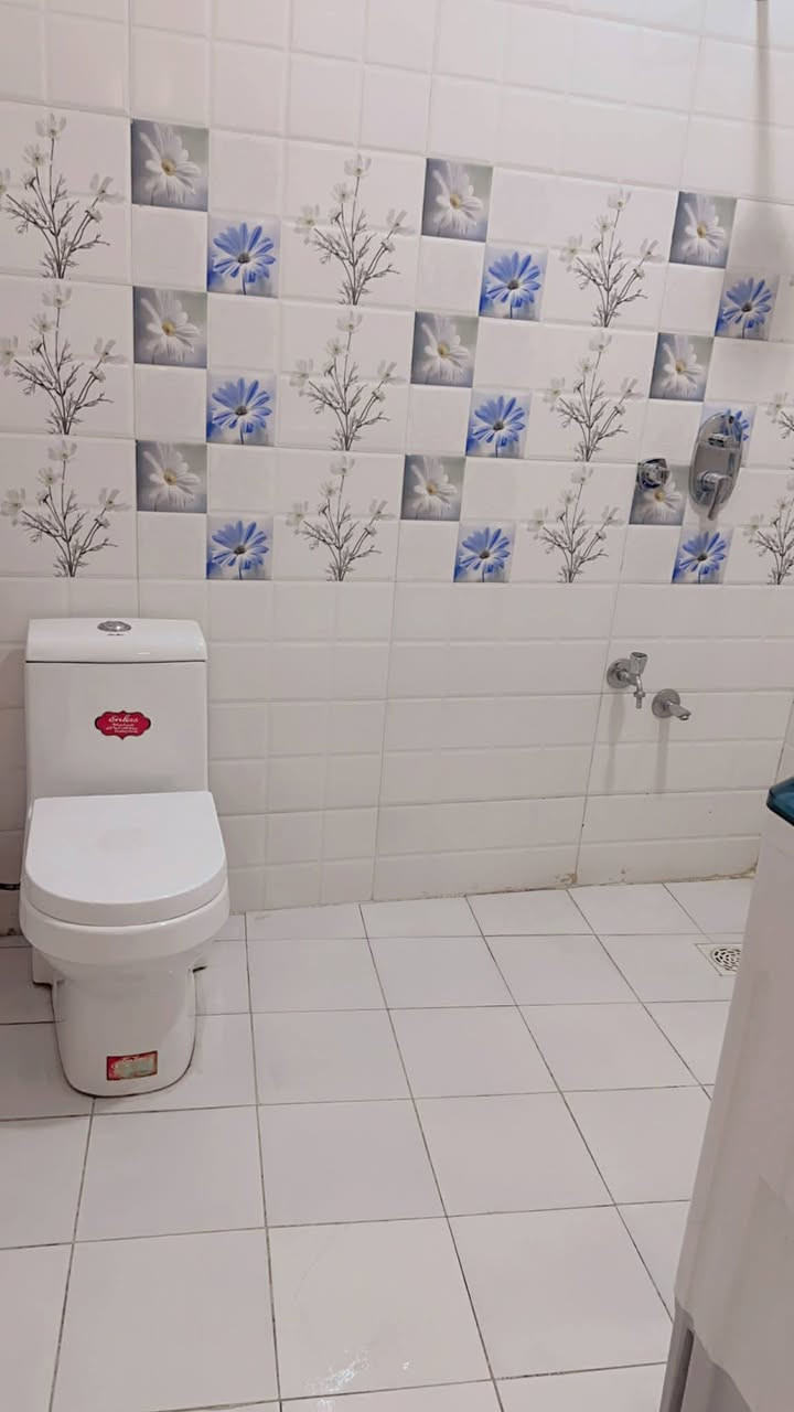 الدار للبيع..‼️
مساحه 178م 
طابقين اربع غرف مناور 2 مجمع صحيات 2
حله-ورديه خارج - بداية شارع 30
للاستفسار الاتصال على الرقم:
🟢*********** 🟢
🟢*********** 🟢
