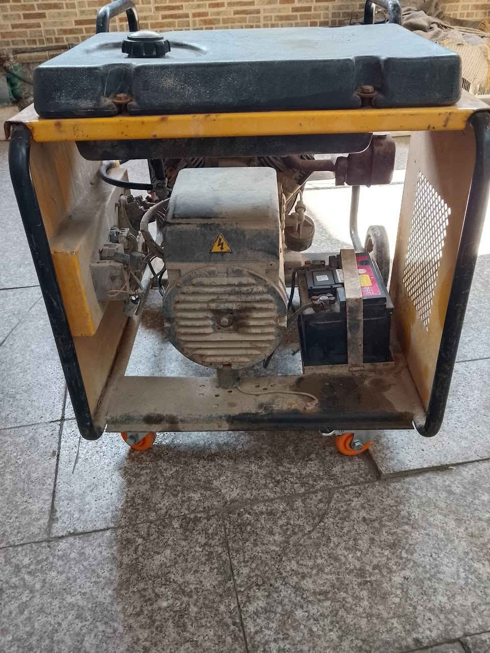 السلام عليكم مولد 10 كيفي ياباني بانزين بلادية على ايدي سلف وهندر فقط تحتاج غسل سعر 650 غير متواجد على نت ***********
