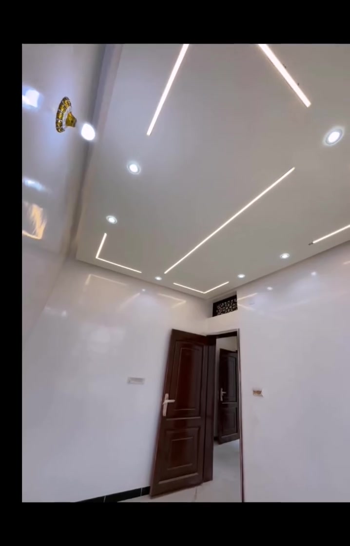 ♦️للبيع عمارة  ثلاثه أدوار  مسلح هردي مؤسسة لخمسه أدوار قواعد كامل مشطب  لكس واجهه حجر بيضاء عمل درجه اولى.
  ــــــــــــــــــــــــــــــــــــــــــــــــ
♦️مساحة // لبنتين إلا ربع حررر 

♦️المكان // صنعاء حي شملان  قريب  من جوله شملان وسوق الذهب والشارع  العام خط مذبح شملان حولك جميع الخدمات ـ
بقلب السوق.💫

♦️الشارع //   12 متر   شوارع نافذه بينه وبين سوق الذهب حوالي 200 متر  فقط لاغير🤚🏻
    ــــــــــــــــــــــــــــــــــــــــــ
♦️التفاصيل //

🔰يتكون الدور الأول من 2 فتحات تجاريه كبيره وجرش سياره كبير وخزان أرضي . 

🔰الدور الثاني  مكون من شقه ملكي  3 غرف وحمامين ومطبخ وصاله جلوس كبار مدخلين للشقه للرجال وللعوائل.

⏬ الثالث  نفس الدور الثاني تماماً

🔰كهرباء نظامين.
🔰خدمات متوفره.
📊 المخططات موجوده عمل باشراف هندسي مصمم لخمسه ادوار وملحق وطيرمانه تسليح هردي باعلى المستويات.
🔰 ديكورات كامل
🔰 مشروع الماء والكهرباء جاهز للعماره
🔰من البايع رأسا.
♦️ــــــــــــــ♦️ـــــــــــ♦️
💱السعر//////تم تخفيض من 85 مليون ريال يمني الى 70 مليون ريال😳
     ــــــــــــــ
للتواصل 📞 772447595 أو على الرقم 737144790
او على رابط الواتس مباشرا   https://wa.me/c/967772447595
لمتابعة عروضنا بصفحتنا بالفيس بوك
https://www.facebook.com/profile.php?id=100***********1
