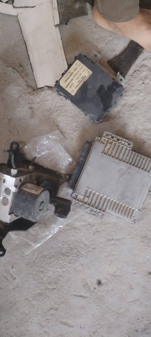 سلام عليكم غراض مال سياره بافندر وسبير مال سياره السبير نضيف السعر 400 وبيهن مجال قليل مكاني ميسان العماره الرقم *********** تصال عله هاذه الرقم
