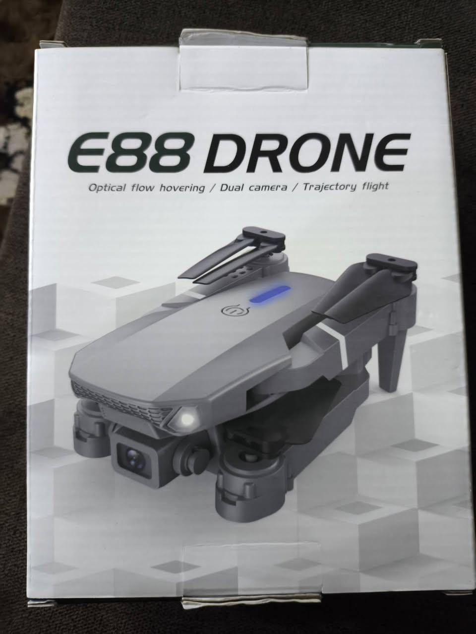 طائرة درون E88
الدقة 4كي
كامرة مزدوجة امامية وسفلية
مسافة تصل الى 150 متر
تشمل ميزات مثل الإقلاع والهبوط التلقائي، وضع تثبيت الارتفاع، وضع الرأس، والقدرة على التقاط الصور ومقاطع الفيديو رقمي هاذا ***********
