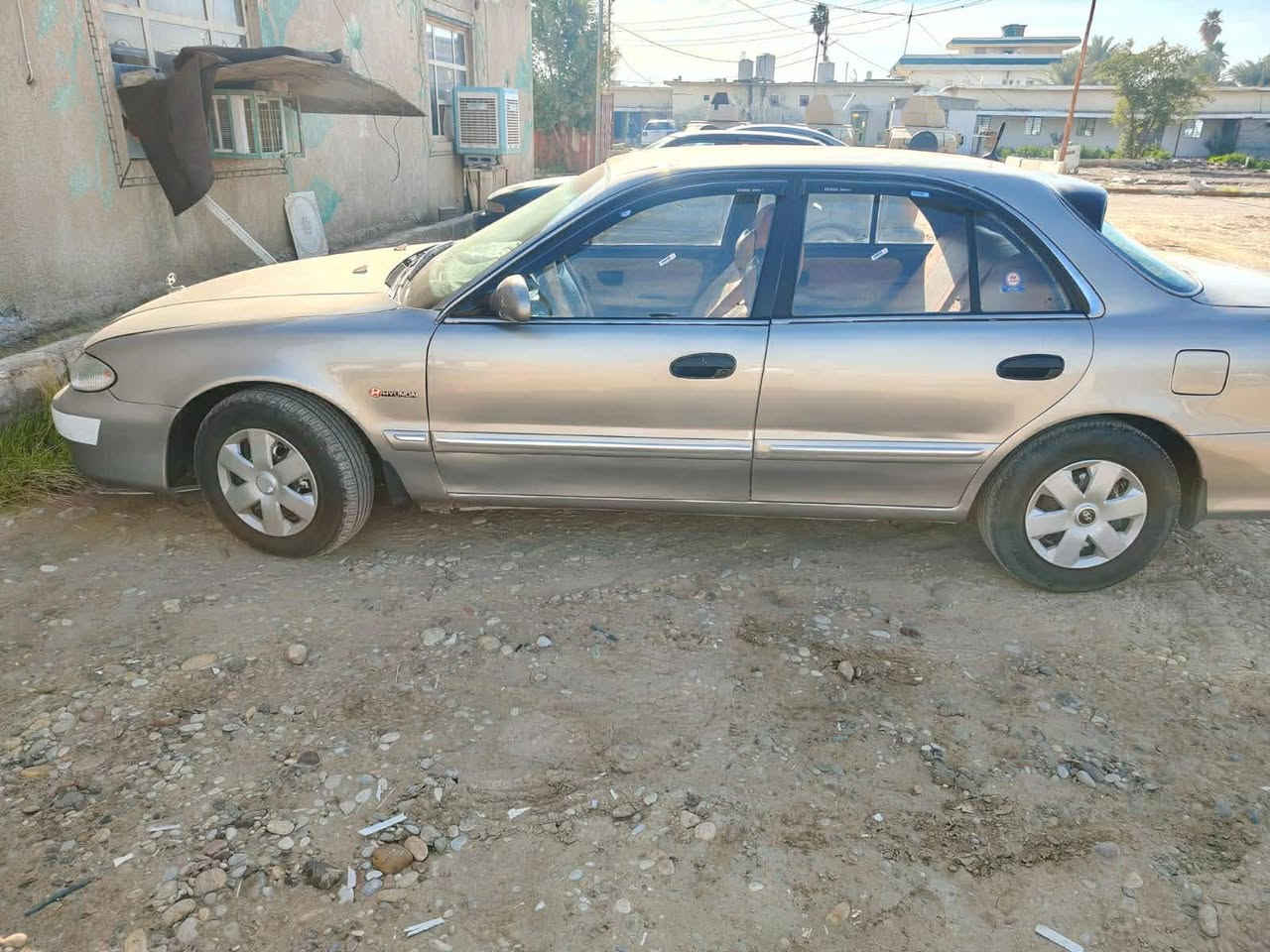 سوناتة موديل 2000. بيها مكينة سوناتا 2 نقص كمبريسر تبريد و الكيلو متر واكف صبغ عام جمالية دكت جاكوج مابيهة بس شي قليل بل جامرلغ الخلفي للاستفسار الاتصال ع رقم ‏‪***********‬‏
