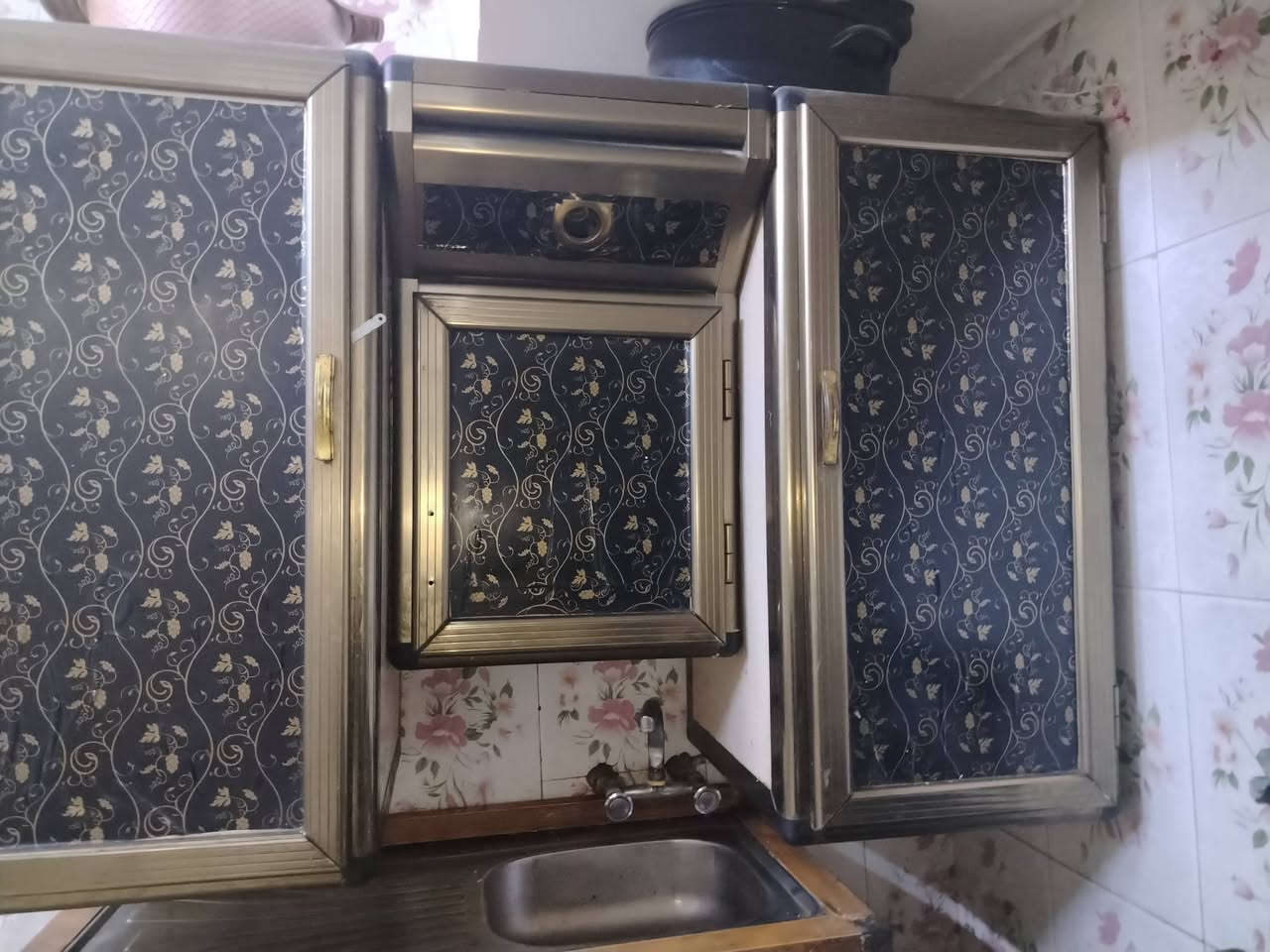 السلام عليكم
كاونتر نضيف للبيع السعر 150 وبي مجال 
العنوان كفائات العبيدي 
***********
