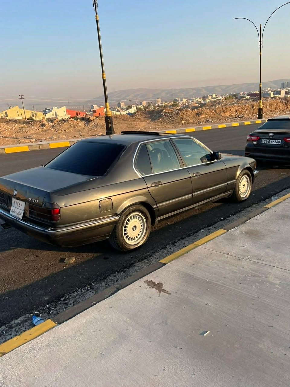 بي ام 730 كير عادي 
موديل 1991 
بدون دعم بدون صبغ وضع شركة 
طخم تايرات جديد
 داخل وضع شركة 
مكينة كير شرط
تبريد تدفئه شغال
سلايت كهربائيات شغال
تحويل وكالة شرط
مابيها مصرف كلشي جاهز وضع شركة
مكان السيارة دوميز /دهوك
السعر 47 ومجال 
شراي اتصل 
رقم صاحبها *********** دهوك, العراق
