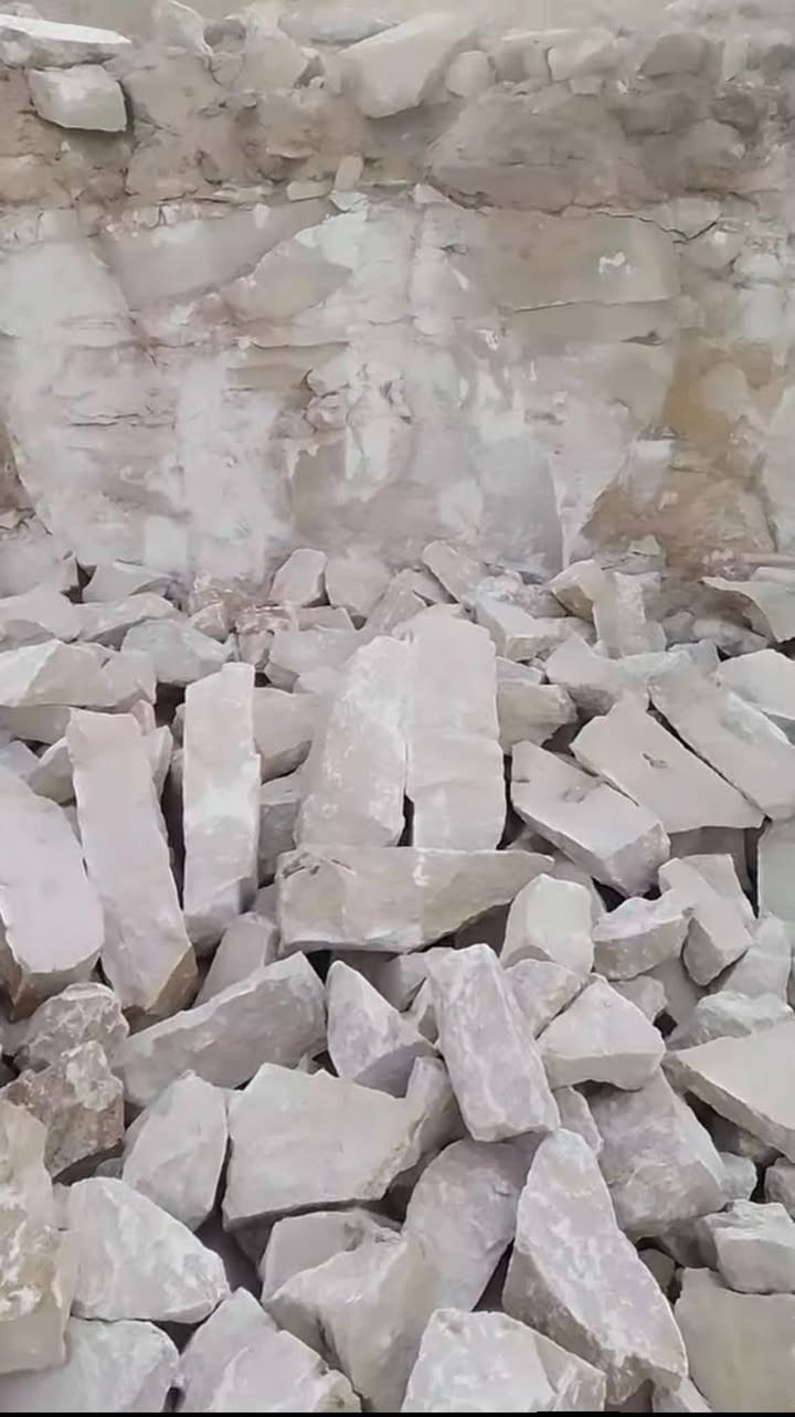 يوجد عندنا حجر درجة اولى يوجد رمل درجة اولى يوجد حصو درجة اولى يوجد جص رمادي درجة اولى ***********
